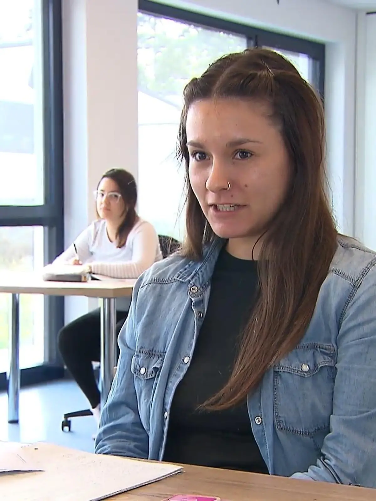 Den Neu-Isenburger Ausbildungs-Campus könnte man als echten Problemlöser bezeichnen. Hier werden nämlich Menschen aus aller Welt zu Fachkräften ausgebildet, die dann beispielsweise in der Pflege aushelfen. So auch Dominique aus Chile, die 26-Jährige hat einen Traum: Sie möchte in Deutschland leben und hier als Krankenschwester arbeiten. Gerade in Hinblick auf den demografischen Wandel ist die Hilfe von Menschen wie Dominique für die Gesellschaft extrem wertvoll. Wir haben die junge Frau mit unserer Kamera begleitet.