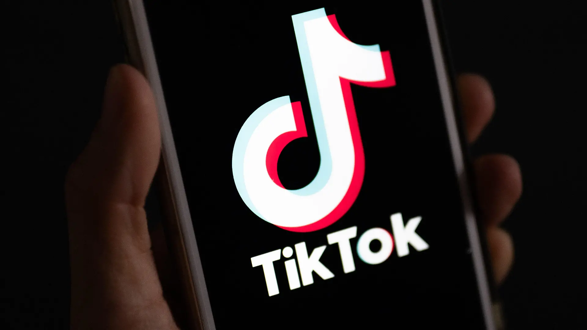 ARCHIV - 22.09.2023, Berlin: Auf einem Smartphone wird das Logo der Plattform TikTok angezeigt. (zu dpa: «Videoplattform Tiktok sperrt Podcastkanal «Hoss & Hopf»») Foto: Monika Skolimowska/dpa +++ dpa-Bildfunk +++
