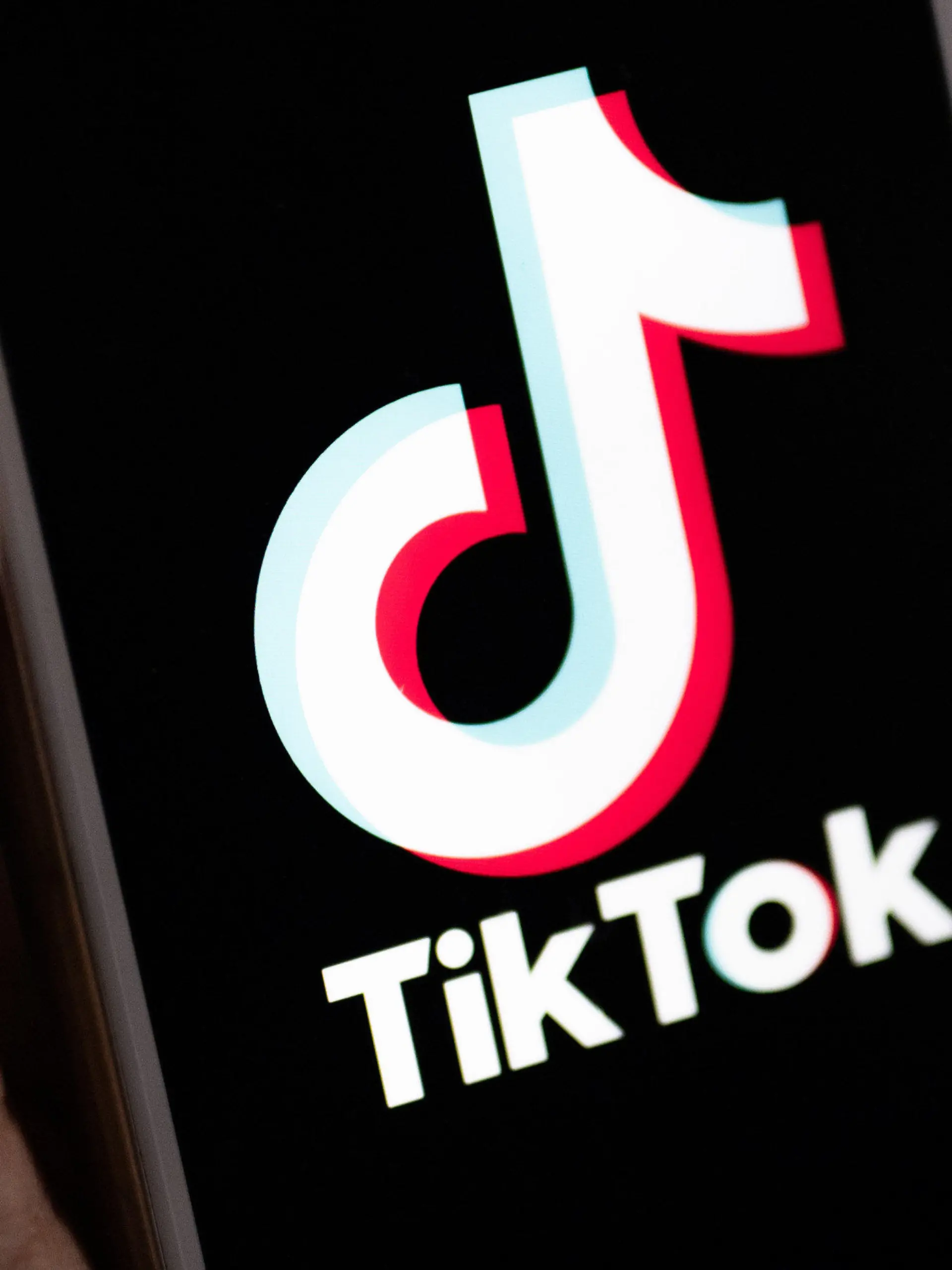 ARCHIV - 22.09.2023, Berlin: Auf einem Smartphone wird das Logo der Plattform TikTok angezeigt. (zu dpa: «Videoplattform Tiktok sperrt Podcastkanal «Hoss & Hopf»») Foto: Monika Skolimowska/dpa +++ dpa-Bildfunk +++