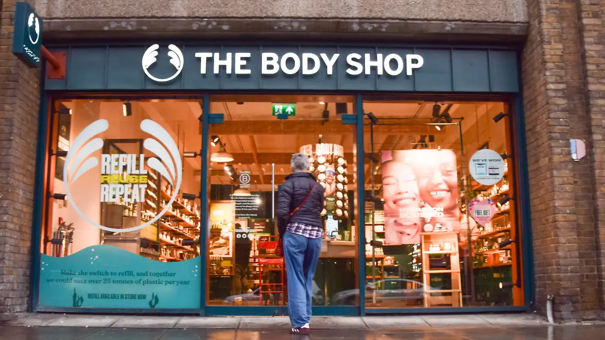 13.02.2024, Großbritannien, London: Eine Kundin betritt eine Body Shop-Filiale im Zentrum Londons. Der Kosmetikhändler Body Shop hat für seinen Geschäftszweig in Großbritannien Insolvenz angemeldet. Das Unternehmen gehört der deutschen Beteiligungsgesellschaft Aurelius und betreibt im Vereinigten Königreich mehr als 200 Filialen. Foto: Vuk Valcic/ZUMA Press Wire/dpa +++ dpa-Bildfunk +++