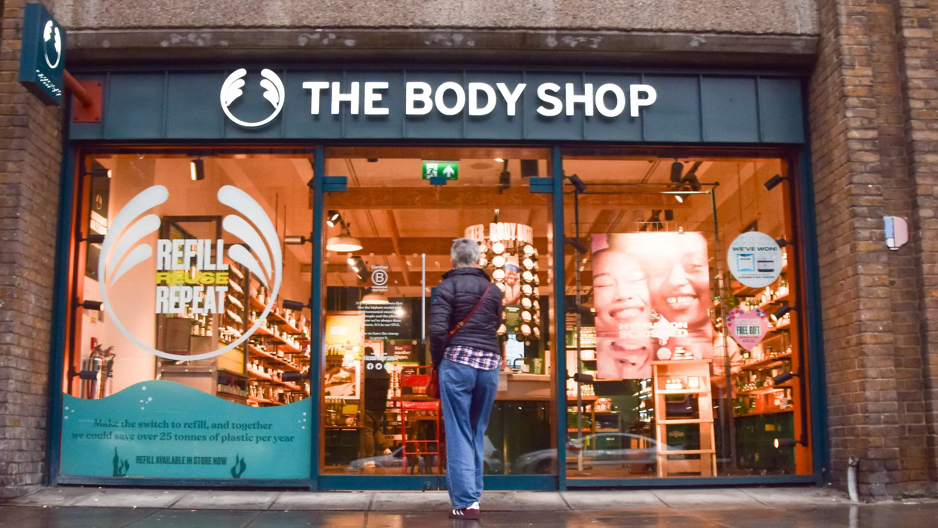 13.02.2024, Großbritannien, London: Eine Kundin betritt eine Body Shop-Filiale im Zentrum Londons. Der Kosmetikhändler Body Shop hat für seinen Geschäftszweig in Großbritannien Insolvenz angemeldet. Das Unternehmen gehört der deutschen Beteiligungsgesellschaft Aurelius und betreibt im Vereinigten Königreich mehr als 200 Filialen. Foto: Vuk Valcic/ZUMA Press Wire/dpa +++ dpa-Bildfunk +++