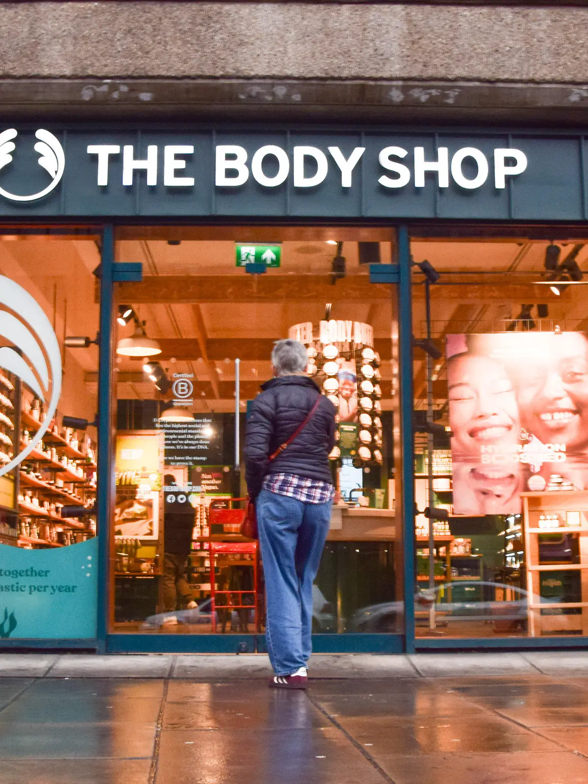 13.02.2024, Großbritannien, London: Eine Kundin betritt eine Body Shop-Filiale im Zentrum Londons. Der Kosmetikhändler Body Shop hat für seinen Geschäftszweig in Großbritannien Insolvenz angemeldet. Das Unternehmen gehört der deutschen Beteiligungsgesellschaft Aurelius und betreibt im Vereinigten Königreich mehr als 200 Filialen. Foto: Vuk Valcic/ZUMA Press Wire/dpa +++ dpa-Bildfunk +++