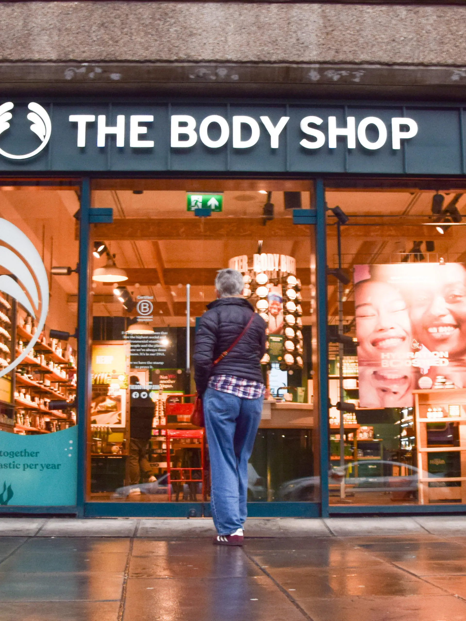 13.02.2024, Großbritannien, London: Eine Kundin betritt eine Body Shop-Filiale im Zentrum Londons. Der Kosmetikhändler Body Shop hat für seinen Geschäftszweig in Großbritannien Insolvenz angemeldet. Das Unternehmen gehört der deutschen Beteiligungsgesellschaft Aurelius und betreibt im Vereinigten Königreich mehr als 200 Filialen. Foto: Vuk Valcic/ZUMA Press Wire/dpa +++ dpa-Bildfunk +++
