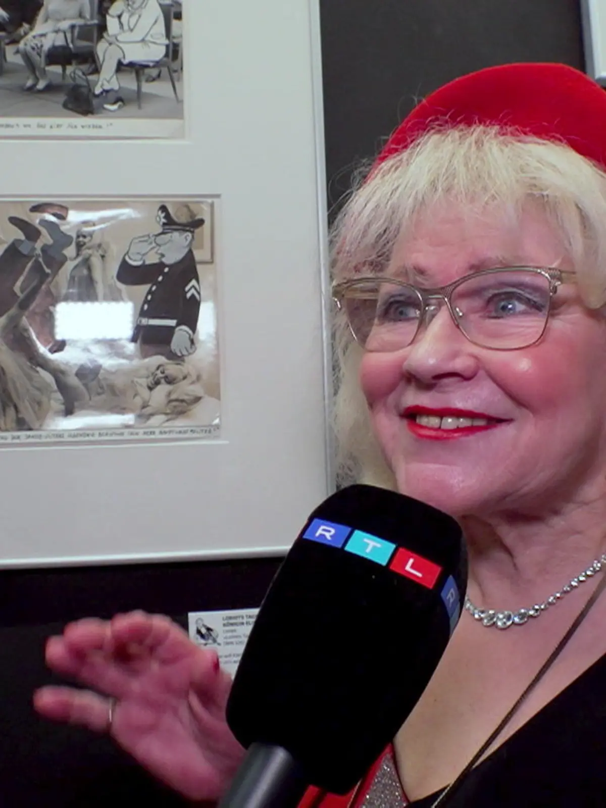 Eva Jacob ist Teil der Jacob-Sisters. Die vier Schwestern aus Hessen haben ja vor vielen Jahren Las Vegas aufgemischt. Und auch Loriot, der Humorist und Karikaturist war ein Fan von ihnen. Das kommt jetzt heraus, als Eva Jacob die große Loriot-Ausstellung im Frankfurter Museum Caricatura besucht - im Video.
