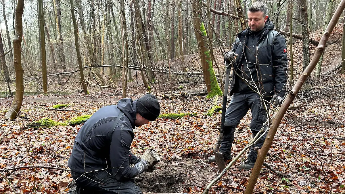 Der Kampfmittelräumdienst sucht noch einmal das Gebiet rund um die Fundstelle ab.