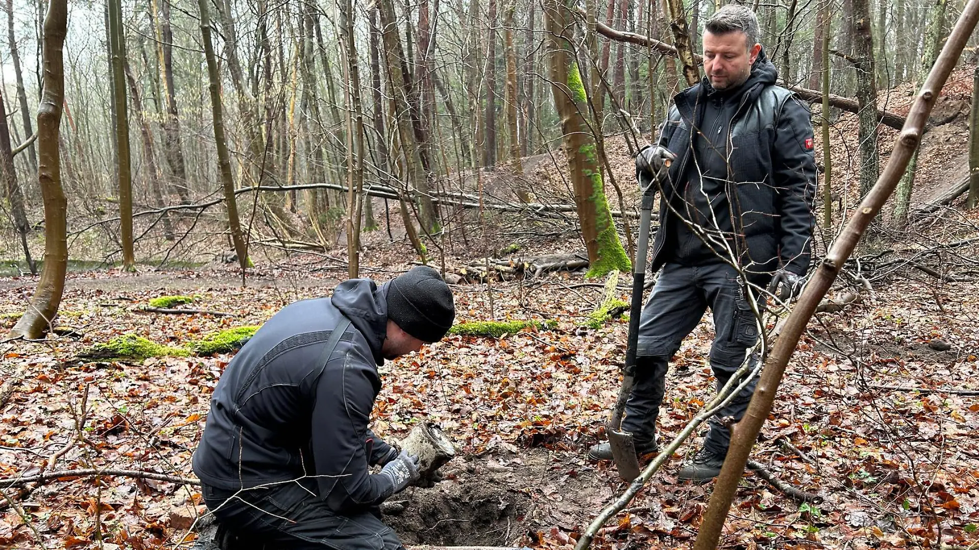 Der Kampfmittelräumdienst sucht noch einmal das Gebiet rund um die Fundstelle ab.
