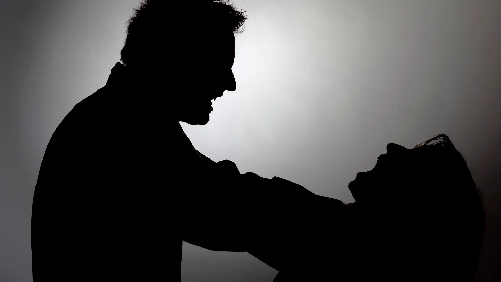 Mann würgt Frau, Silhouette - man strangles a woman || Modellfreigabe vorhanden