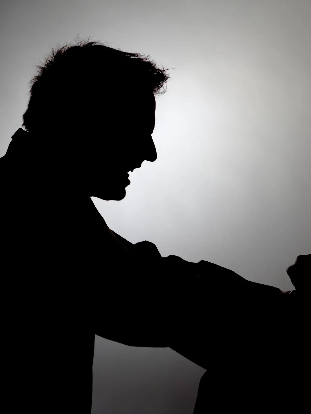 Mann würgt Frau, Silhouette - man strangles a woman || Modellfreigabe vorhanden