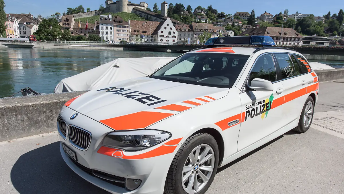 ARCHIV - 25.06.2015, Schweiz, Schaffhausen: ILLUSTRATION - Ein Polizeifahrzeug steht am 26.06.2015 in Schaffhausen in der Schweiz am Rhein. (zu dpa: «Kinder in der Schweiz ausgebüxt - wollten zu Mutter in Deutschland») Foto: Patrick Seeger/dpa +++ dpa-Bildfunk +++