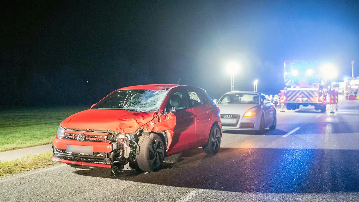 12.02.2024, Nordrhein-Westfalen, Weilerswist: Ein stark beschädigtes Auto steht nach dem Zusammenprall mit zwei Menschen auf einer Landstraße. Auf dem Heimweg von einer Karnevalsparty sind zwei junge Männer in Weilerswist bei Köln von einem Auto erfasst und tödlich verletzt worden. Die beiden 20- und 18-Jährigen seien am späten Sonntagabend zu Fuß über eine unbeleuchtete Landstraße gelaufen, teilte die Polizei mit. (zu dpa "Zwei Karnevalisten sterben bei Verkehrsunfall") Foto: Vincent Kempf/dpa +++ dpa-Bildfunk +++