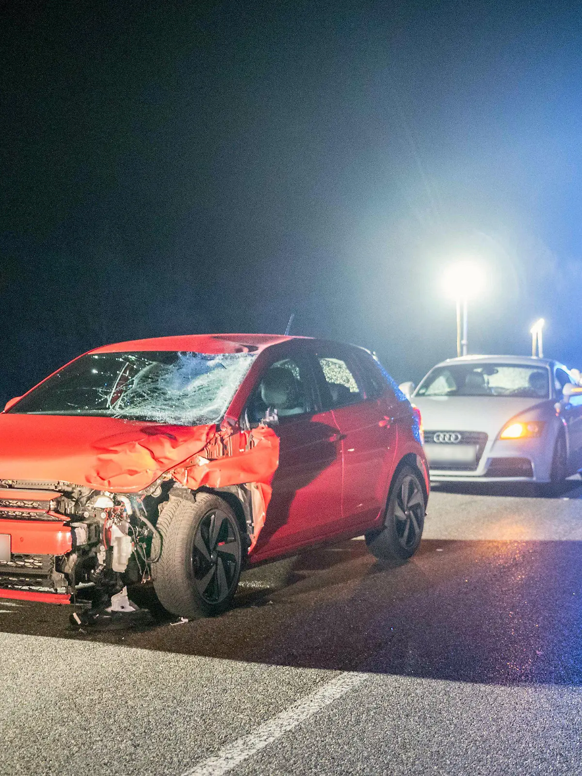 12.02.2024, Nordrhein-Westfalen, Weilerswist: Ein stark beschädigtes Auto steht nach dem Zusammenprall mit zwei Menschen auf einer Landstraße. Auf dem Heimweg von einer Karnevalsparty sind zwei junge Männer in Weilerswist bei Köln von einem Auto erfasst und tödlich verletzt worden. Die beiden 20- und 18-Jährigen seien am späten Sonntagabend zu Fuß über eine unbeleuchtete Landstraße gelaufen, teilte die Polizei mit. (zu dpa "Zwei Karnevalisten sterben bei Verkehrsunfall") Foto: Vincent Kempf/dpa +++ dpa-Bildfunk +++