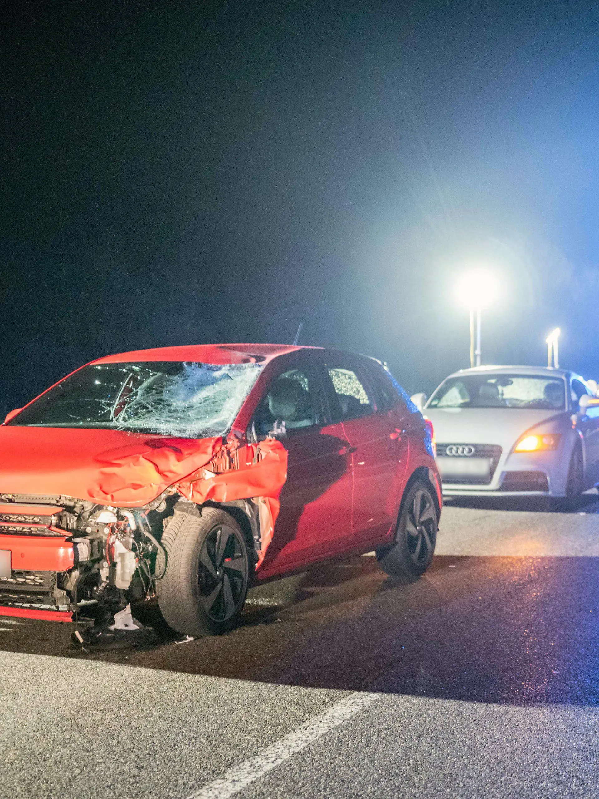 12.02.2024, Nordrhein-Westfalen, Weilerswist: Ein stark beschädigtes Auto steht nach dem Zusammenprall mit zwei Menschen auf einer Landstraße. Auf dem Heimweg von einer Karnevalsparty sind zwei junge Männer in Weilerswist bei Köln von einem Auto erfasst und tödlich verletzt worden. Die beiden 20- und 18-Jährigen seien am späten Sonntagabend zu Fuß über eine unbeleuchtete Landstraße gelaufen, teilte die Polizei mit. (zu dpa "Zwei Karnevalisten sterben bei Verkehrsunfall") Foto: Vincent Kempf/dpa +++ dpa-Bildfunk +++