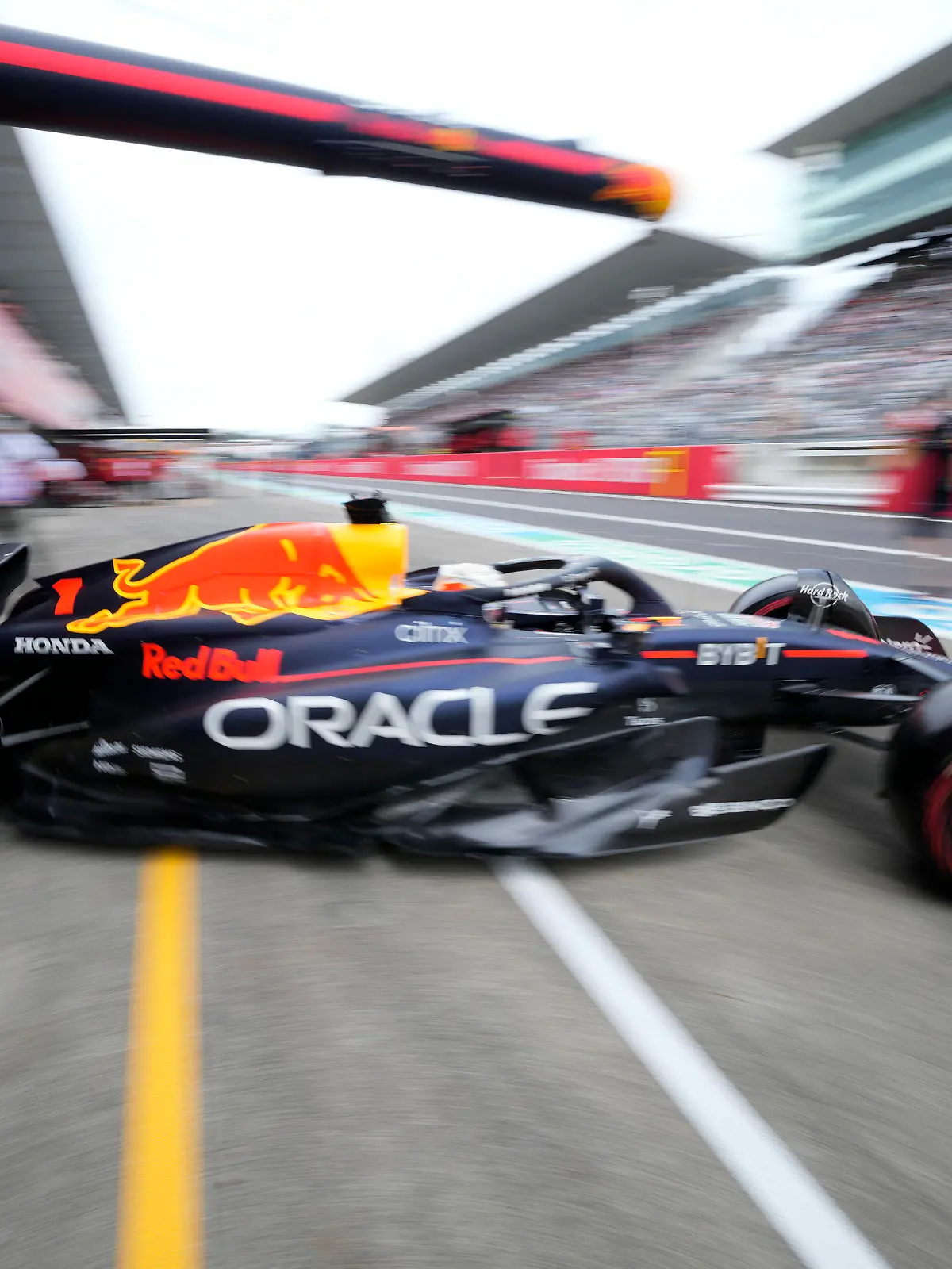 08.10.2022, Japan, Suzuka: Motorsport: Formel-1-Weltmeisterschaft, Grand Prix von Japan: Red-Bull-Pilot Max Verstappen aus den Niederlanden fährt sein Auto für das dritte Training aus der Box. Foto: Eugene Hoshiko/AP/dpa +++ dpa-Bildfunk +++