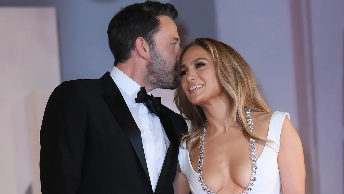 ARCHIV - 10.09.2021, Italien, Venedig: Jennifer Lopez, US-Sängerin und Schauspielerin, und Ben Affleck, US-Schauspieler, treffen zur Premiere des Films «The Last Duel» während der 78. Filmfestspiele von Venedig ein. Lopez blickt auf ein ereignisreiches Jahr 2022 zurück. «Ich denke, das beste Jahr seit der Geburt meiner Kinder», sagte die 53-jährige Sängerin und Schauspielerin. (zu dpa: «Jennifer Lopez: Liebesgeschichte mit Ben Affleck «unglaublich»») Foto: Gian Mattia D'Alberto/LaPresse via ZUMA Press/dpa +++ dpa-Bildfunk +++
