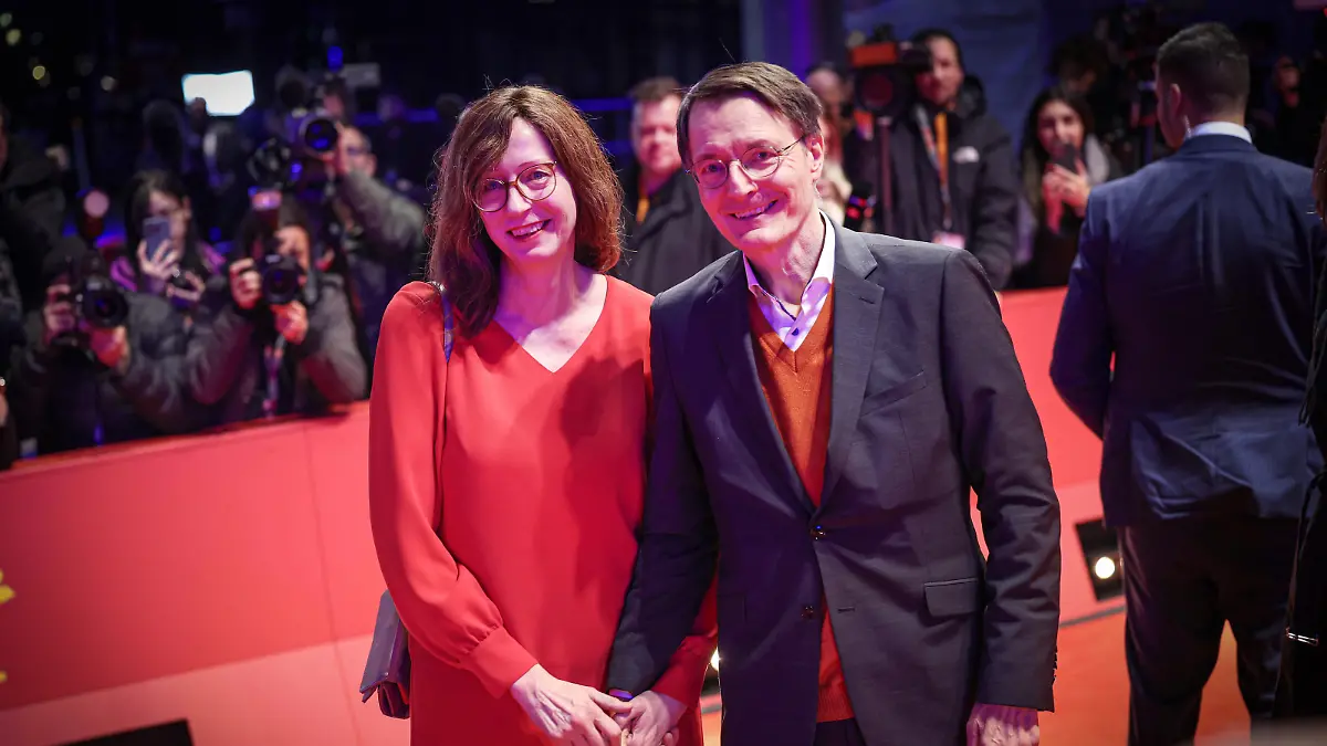 Karl Lauterbach und Elisabeth Niejahr Festivaleröffnung und Premiere Small Things Like These / Kleine Dinge wie diese auf der Berlinale 2024 / 74. Internationale Filmfestspiele Berlin im Berlinale Palast in Berlin