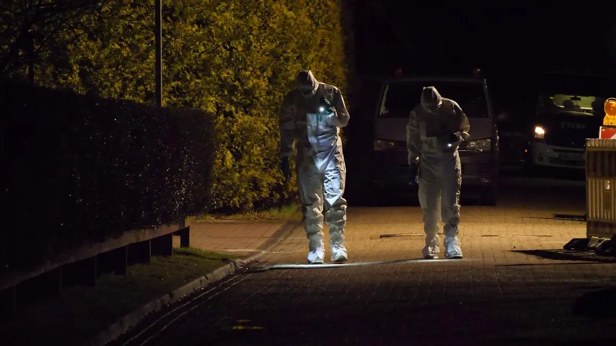 15.02.2024, Niedersachsen, Norden: Spuren werden am Tatort nach einem Tötungsdelikt gesichert. In Norden ist nach einem Tötungsdelikt eine Person festgenommen worden. Der Tatort im Stadtteil Tidofeld der Kleinstadt in Ostfriesland wurde abgesperrt. Angaben zum Opfer, dem Alter, dem Geschlecht oder den Tatumständen machte die Polizei nicht. Foto: Stefanie Fäustel/TNN/dpa +++ dpa-Bildfunk +++