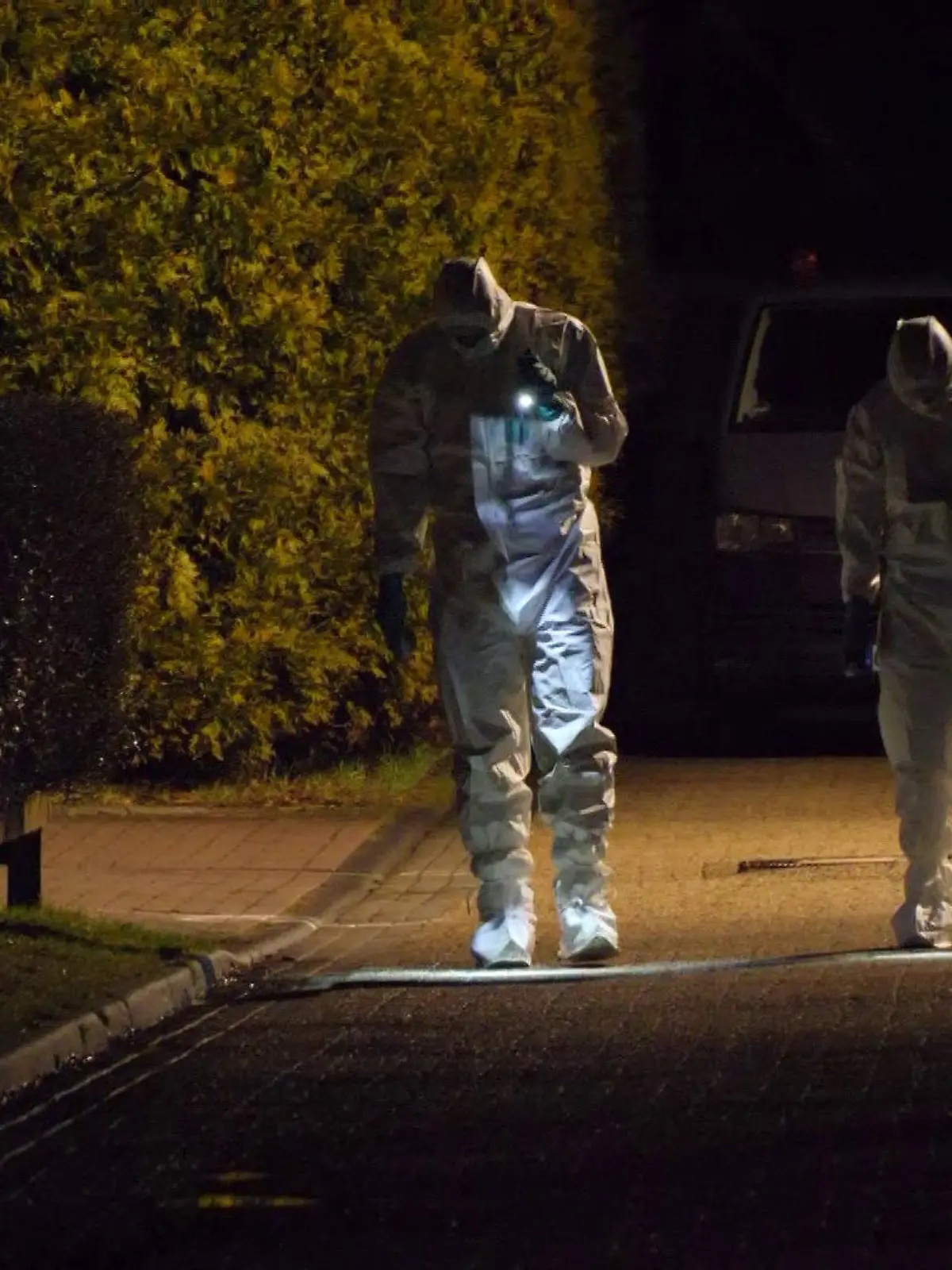 15.02.2024, Niedersachsen, Norden: Spuren werden am Tatort nach einem Tötungsdelikt gesichert. In Norden ist nach einem Tötungsdelikt eine Person festgenommen worden. Der Tatort im Stadtteil Tidofeld der Kleinstadt in Ostfriesland wurde abgesperrt. Angaben zum Opfer, dem Alter, dem Geschlecht oder den Tatumständen machte die Polizei nicht. Foto: Stefanie Fäustel/TNN/dpa +++ dpa-Bildfunk +++