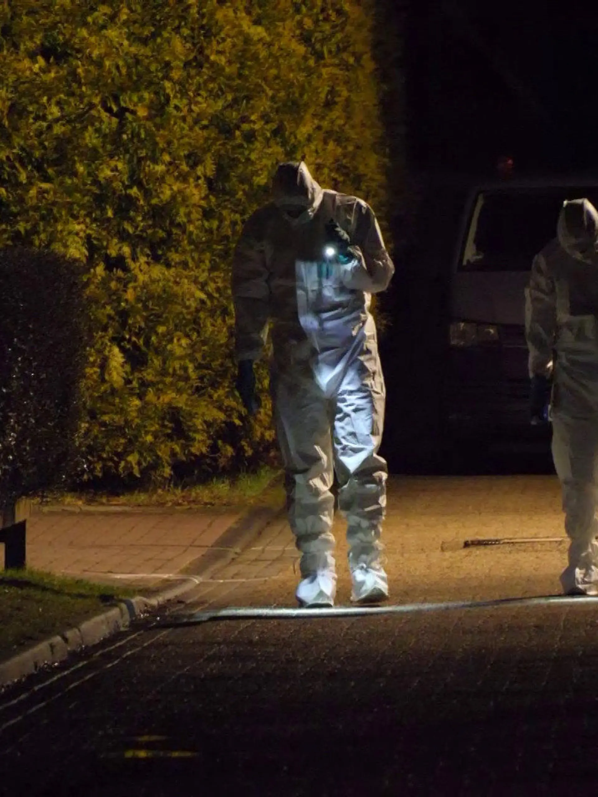 15.02.2024, Niedersachsen, Norden: Spuren werden am Tatort nach einem Tötungsdelikt gesichert. In Norden ist nach einem Tötungsdelikt eine Person festgenommen worden. Der Tatort im Stadtteil Tidofeld der Kleinstadt in Ostfriesland wurde abgesperrt. Angaben zum Opfer, dem Alter, dem Geschlecht oder den Tatumständen machte die Polizei nicht. Foto: Stefanie Fäustel/TNN/dpa +++ dpa-Bildfunk +++
