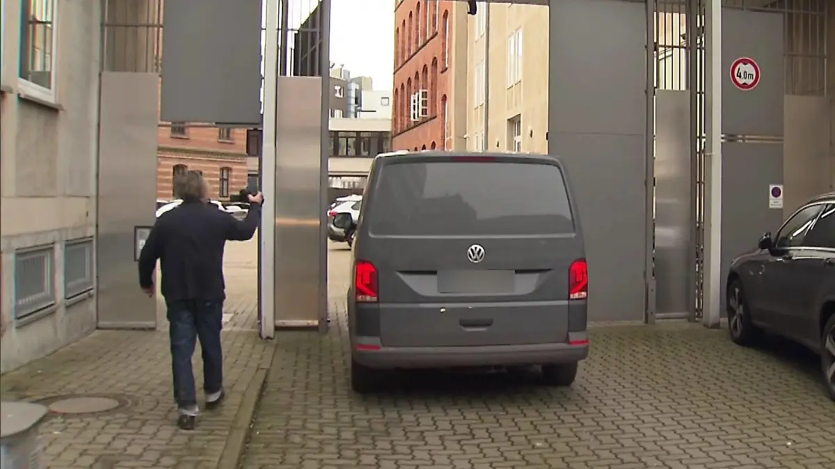 In dem unauffälligen dunklen Lieferwagen sitzt Christian B.