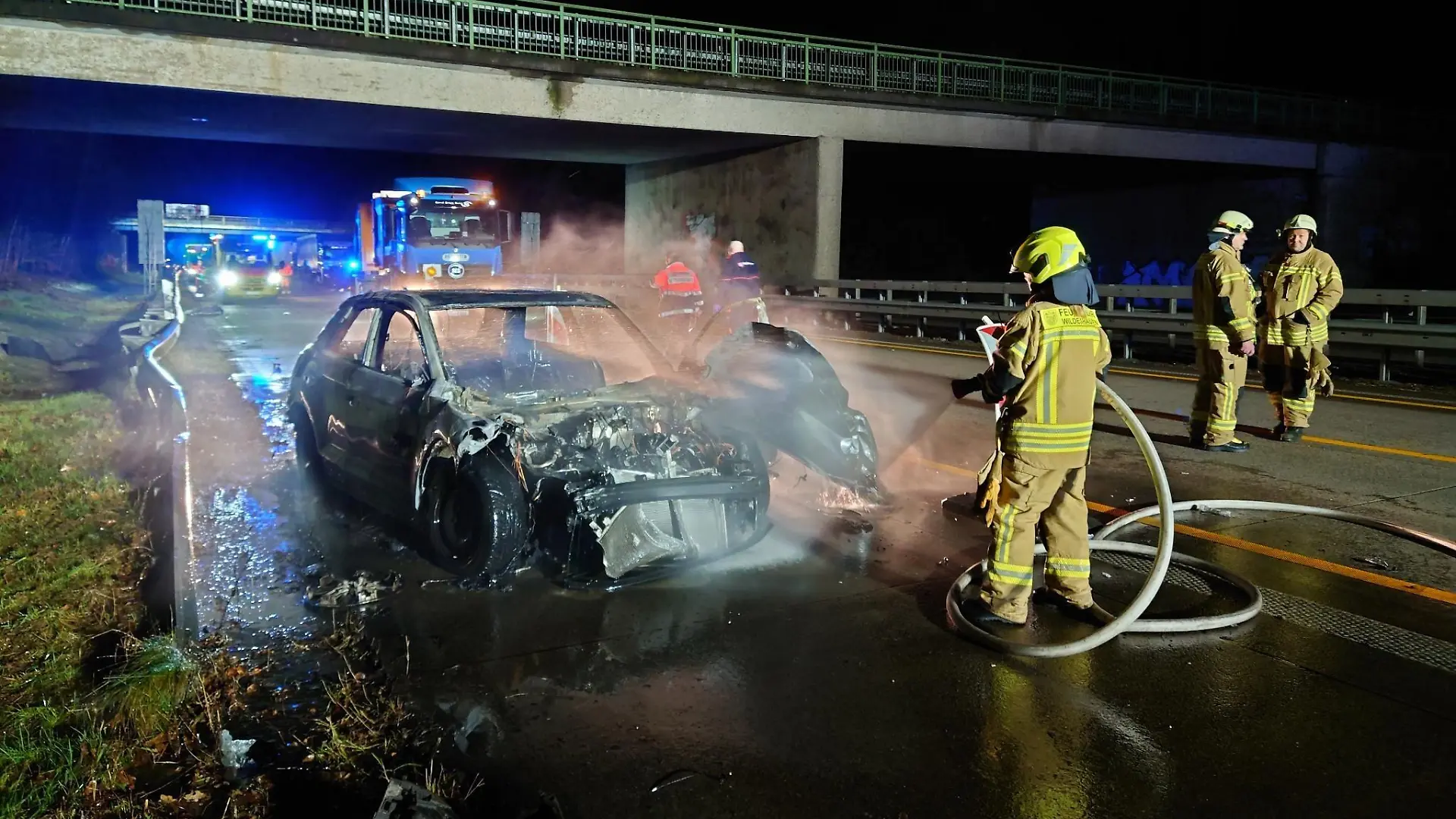 16.02.2024, Niedersachsen, Wildeshausen: Die Feuerwehr löscht ein brennendes Fahrzeug nach einem Unfall auf der A1 bei Wildeshausen. Auf der Autobahn 1 bei Wildeshausen Richtung Bremen ist am frühen Freitagmorgen ein Autofahrer mit einem Sattelzug zusammengeprallt und schwer verletzt worden. Der Wagen habe Feuer gefangen, wie die Feuerwehr am Morgen mitteilte. Foto: Ludger Tebben/Nord-West-Media TV/dpa +++ dpa-Bildfunk +++