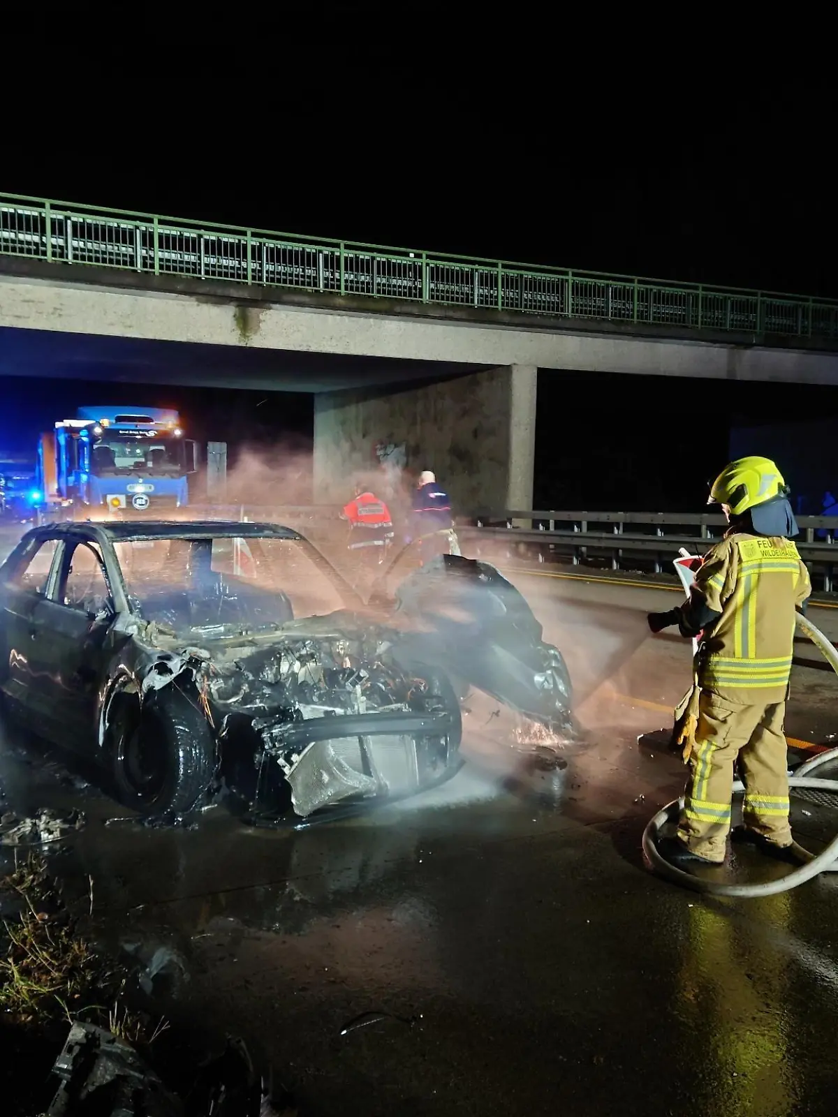 16.02.2024, Niedersachsen, Wildeshausen: Die Feuerwehr löscht ein brennendes Fahrzeug nach einem Unfall auf der A1 bei Wildeshausen. Auf der Autobahn 1 bei Wildeshausen Richtung Bremen ist am frühen Freitagmorgen ein Autofahrer mit einem Sattelzug zusammengeprallt und schwer verletzt worden. Der Wagen habe Feuer gefangen, wie die Feuerwehr am Morgen mitteilte. Foto: Ludger Tebben/Nord-West-Media TV/dpa +++ dpa-Bildfunk +++