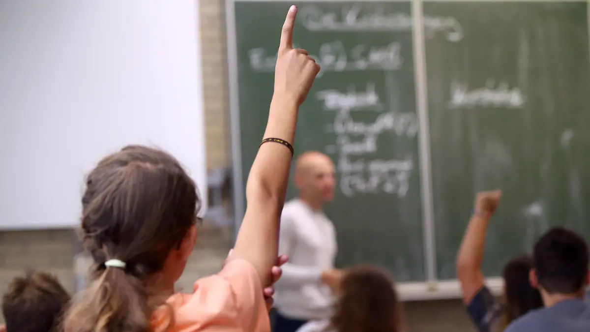 ARCHIV - 19.07.2017, Bayern, Aschaffenburg: Eine Schülerin der fünften Klass hebt im Unterricht den Finger. (zu dpa "Welle der Empörung über AfD-«Pranger» - Länder prüfen Vorgehen" am 11.10.2018) Foto: Daniel Karmann/dpa +++ dpa-Bildfunk +++