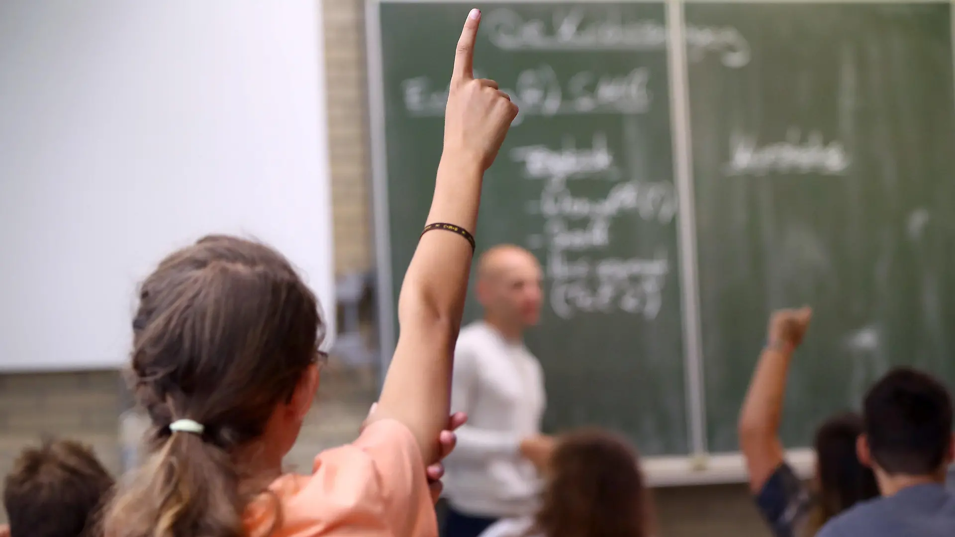 ARCHIV - 19.07.2017, Bayern, Aschaffenburg: Eine Schülerin der fünften Klass hebt im Unterricht den Finger. (zu dpa "Welle der Empörung über AfD-«Pranger» - Länder prüfen Vorgehen" am 11.10.2018) Foto: Daniel Karmann/dpa +++ dpa-Bildfunk +++