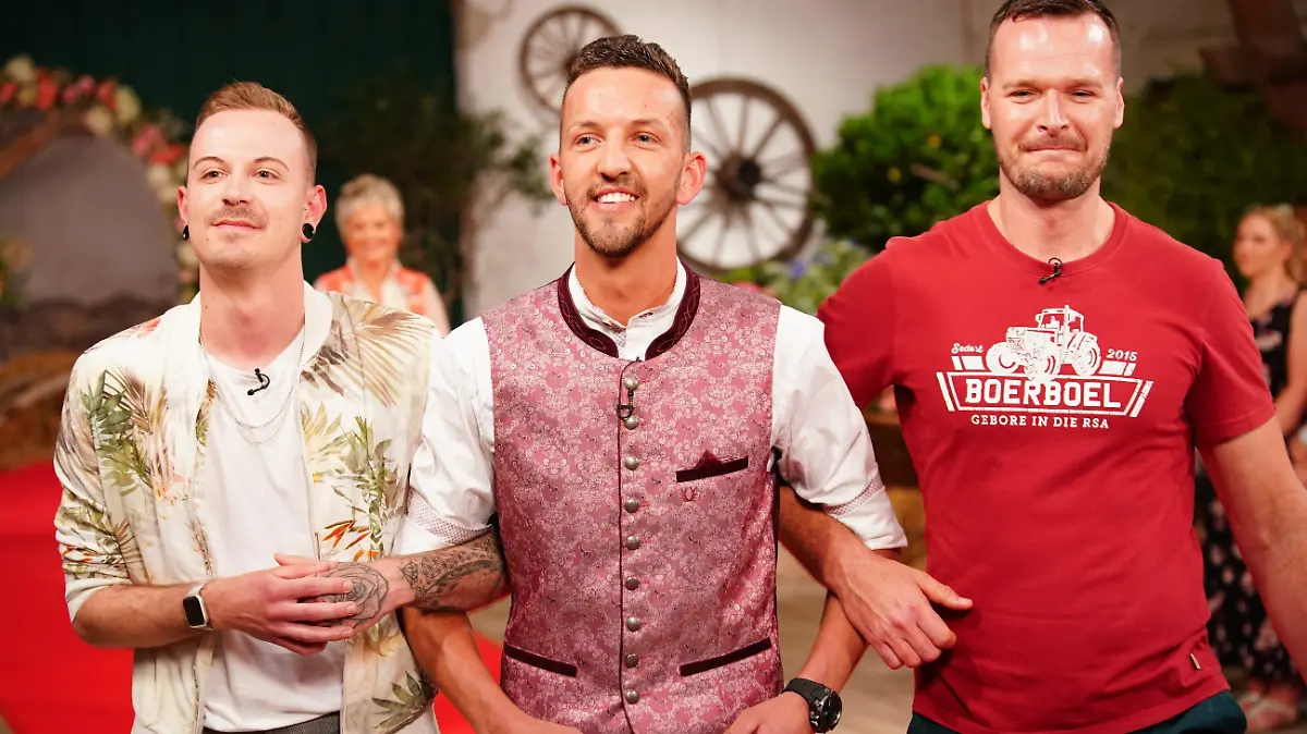 Fleckviehzüchter Michael K. (28, Mi.) aus Nordrhein-Westfalen lernt auf dem Scheunenfest Aron (26, l.) und Jan Hendrik (41) kennen.
+++ Die Verwendung des sendungsbezogenen Materials ist nur mit dem Hinweis und Verlinkung auf RTL+ gestattet. +++