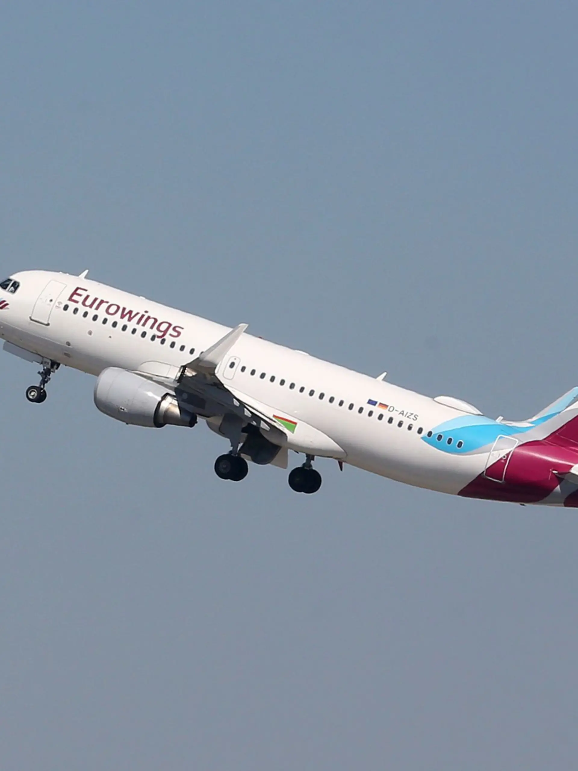 Ein Flugzeug der Fluggesellschaft Eurowings startet auf dem Düsseldorfer Flughafen.