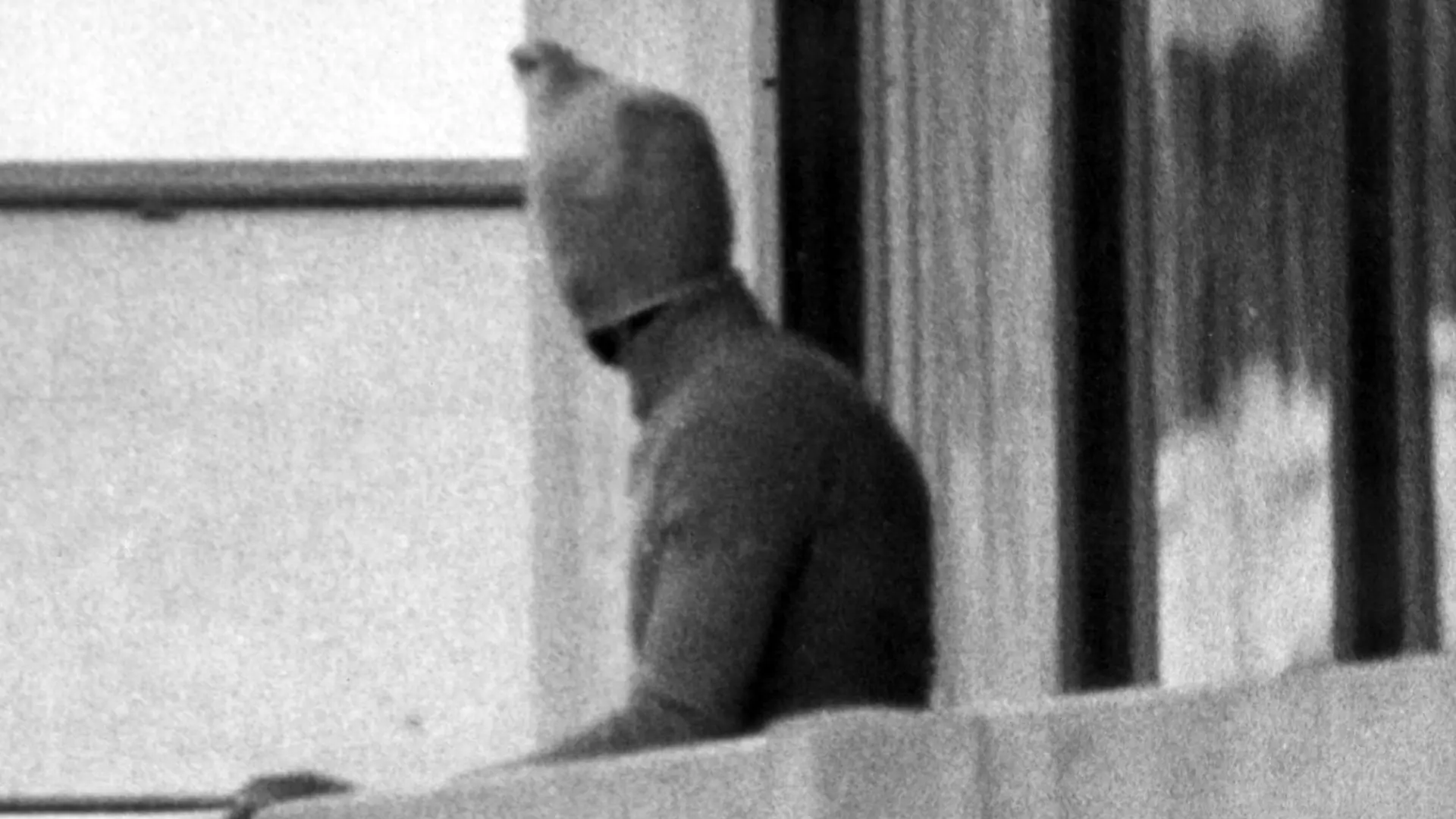 ARCHIV - 05.09.1972, Bayern, München: Ein vermummter arabischer Terrorist zeigt sich auf dem Balkon des israelischen Mannschaftsquartiers im Olympischen Dorf der Münchner Sommerspiele. (zu dpa: «Bericht: Olympia-Terrorist von 1972 lebte wohl unbehelligt in Berlin»). Foto: picture alliance / dpa +++ dpa-Bildfunk +++