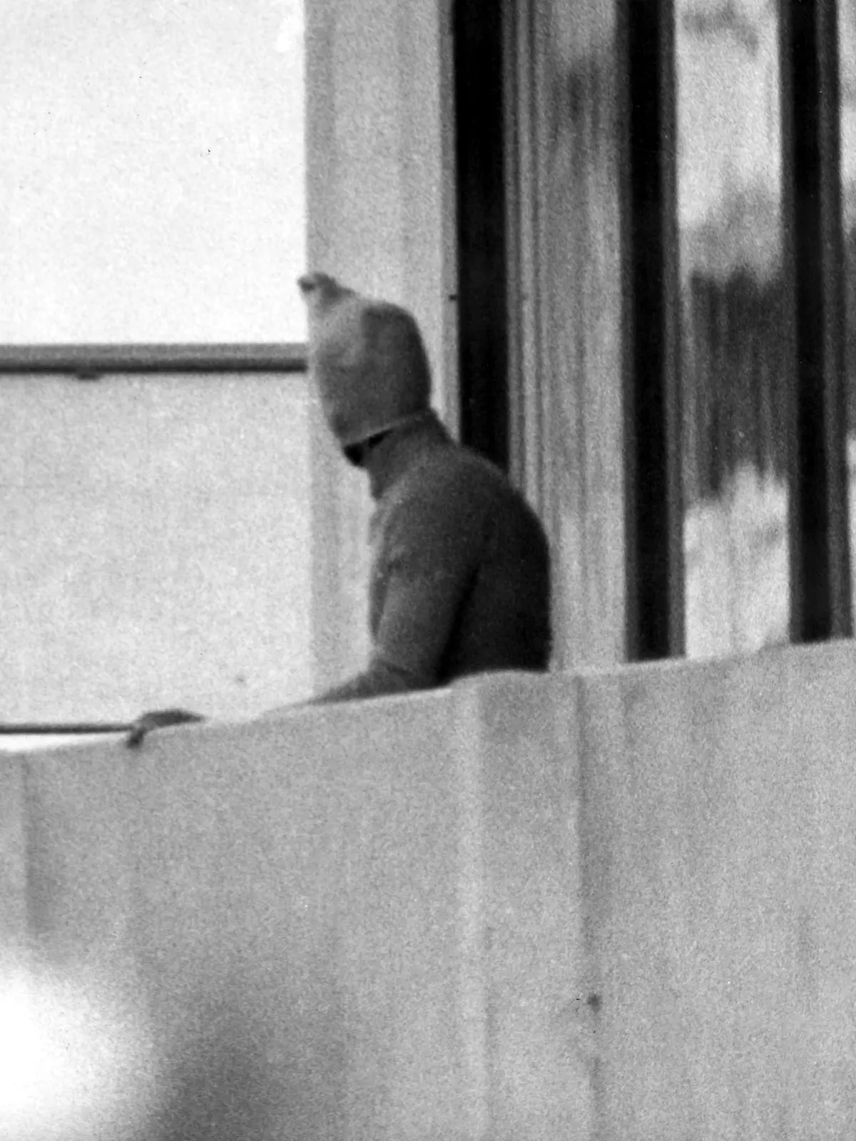 ARCHIV - 05.09.1972, Bayern, München: Ein vermummter arabischer Terrorist zeigt sich auf dem Balkon des israelischen Mannschaftsquartiers im Olympischen Dorf der Münchner Sommerspiele. (zu dpa: «Bericht: Olympia-Terrorist von 1972 lebte wohl unbehelligt in Berlin»). Foto: picture alliance / dpa +++ dpa-Bildfunk +++