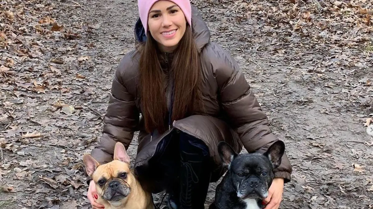 Angelina Pannek mit ihren zwei Hunden Lotti und Louis.