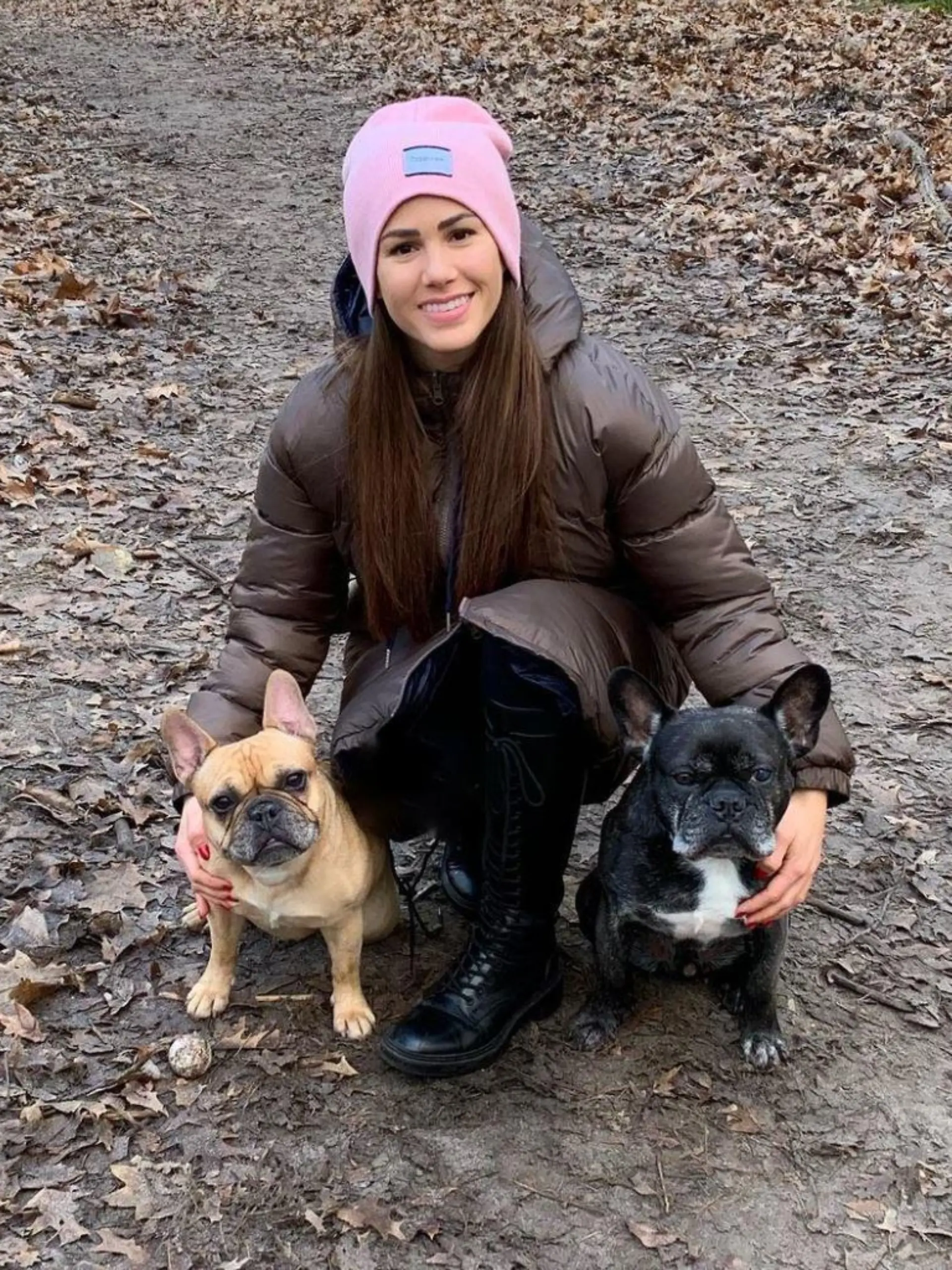 Angelina Pannek mit ihren zwei Hunden Lotti und Louis.