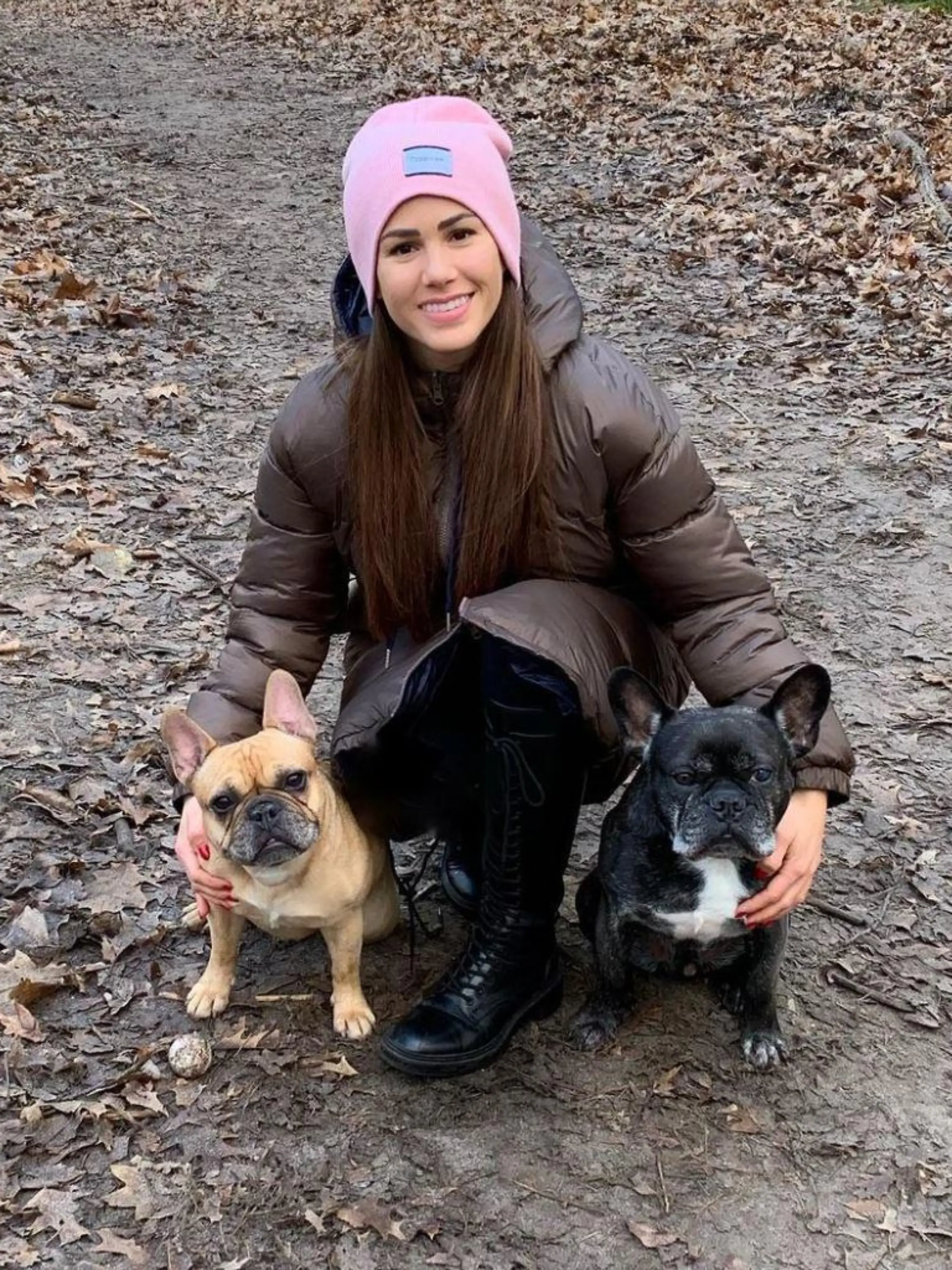 Angelina Pannek mit ihren zwei Hunden Lotti und Louis.