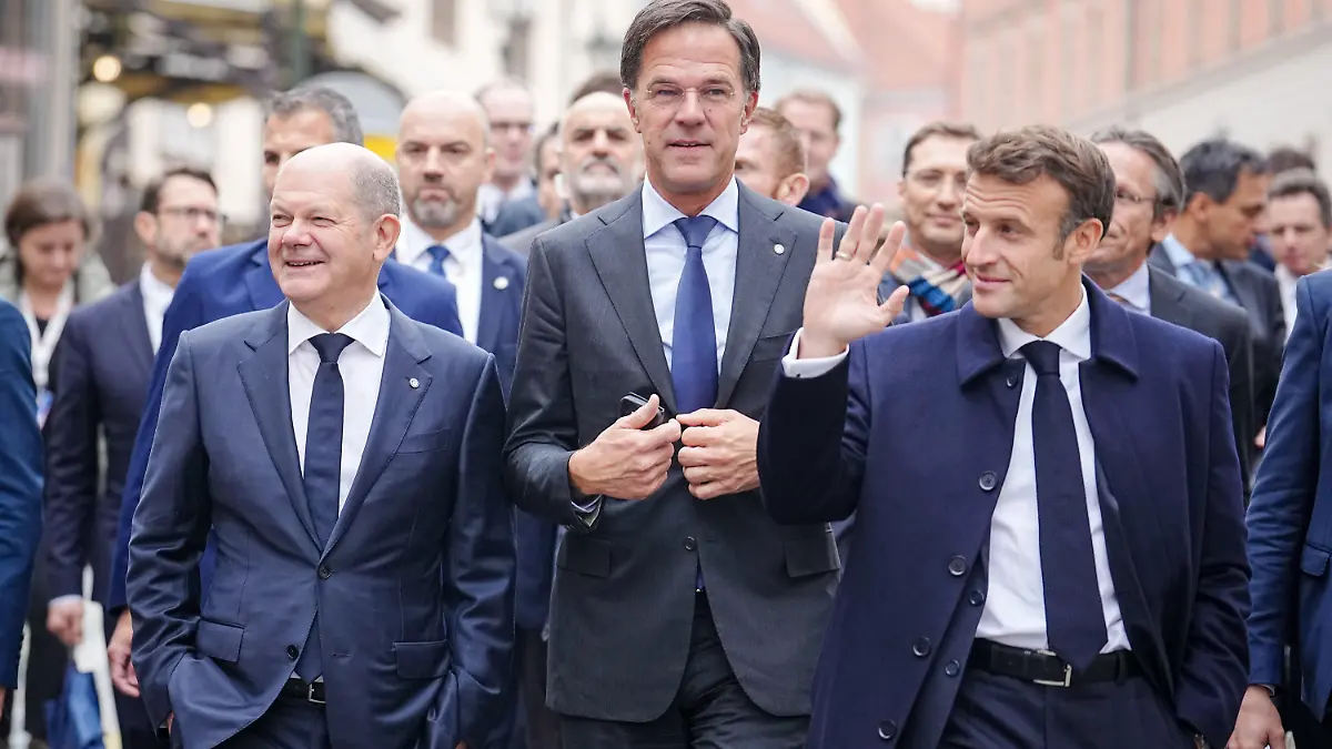 07.10.2022, Tschechien, Prag: Bundeskanzler Olaf Scholz (vl, SPD), Mark Rutte, Ministerpräsident der Niederlande, und Frankreichs Präsident Emmanuel Macron, spazieren nach einem gemeinsamen Treffen am Rande des informellen EU-Gipfels zur Prager Burg. Themen sind Russlands Krieg gegen die Ukraine, die Energiekrise und die wirtschaftliche Lage. Foto: Kay Nietfeld/dpa +++ dpa-Bildfunk +++
