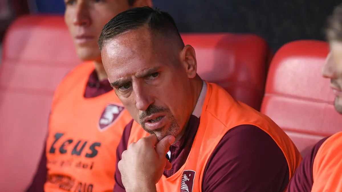 US Salernitana 1919 v Cagliari Calcio - Serie A Franck Ribery of US Salernitana 1919 looks on during the Serie A match between US Salernitana 1919 and Cagliari Calcio FC on May 8, 2022 in Salerno, Italy. Salerno Salerno Italy PUBLICATIONxNOTxINxFRA Copyright: xGiuseppexMaffiax originalFilename:maffia-ussalern220508_npWoV.jpg