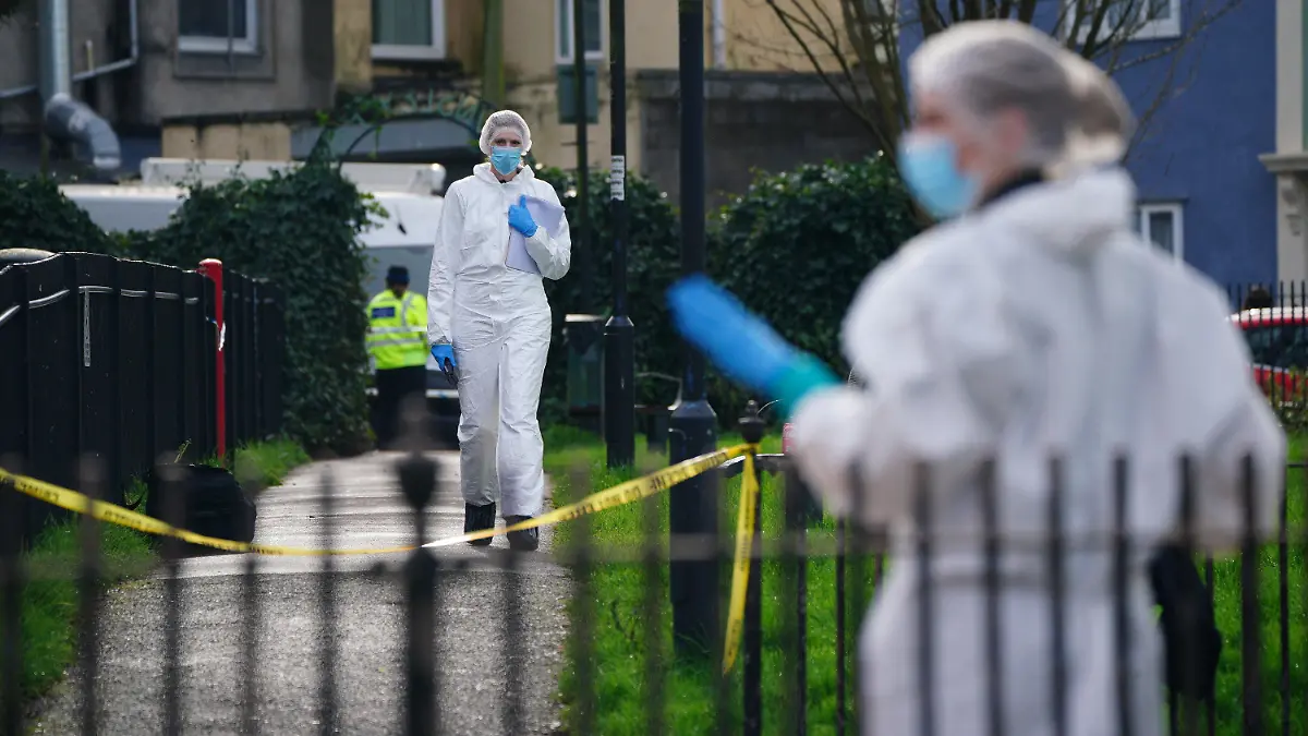 15.02.2024, Großbritannien, Bristol: Polizistinnen von der Spurensicherung im Rawnsley Park. Zum zweiten Mal innerhalb weniger Wochen ist in der westenglischen Stadt Bristol ein Jugendlicher mutmaßlich von anderen Teenagern getötet worden. Zwei 15-Jährige seien wegen Mordverdachts festgenommen worden und befänden sich in Polizeigewahrsam, teilte die Polizei in der Nacht zum 16.02.2024 mit. Sie sollen den 16-Jährigen am Mittwoch (14.02.2024) in einem Park überfallen und erstochen haben. Foto: Ben Birchall/PA Wire/dpa +++ dpa-Bildfunk +++