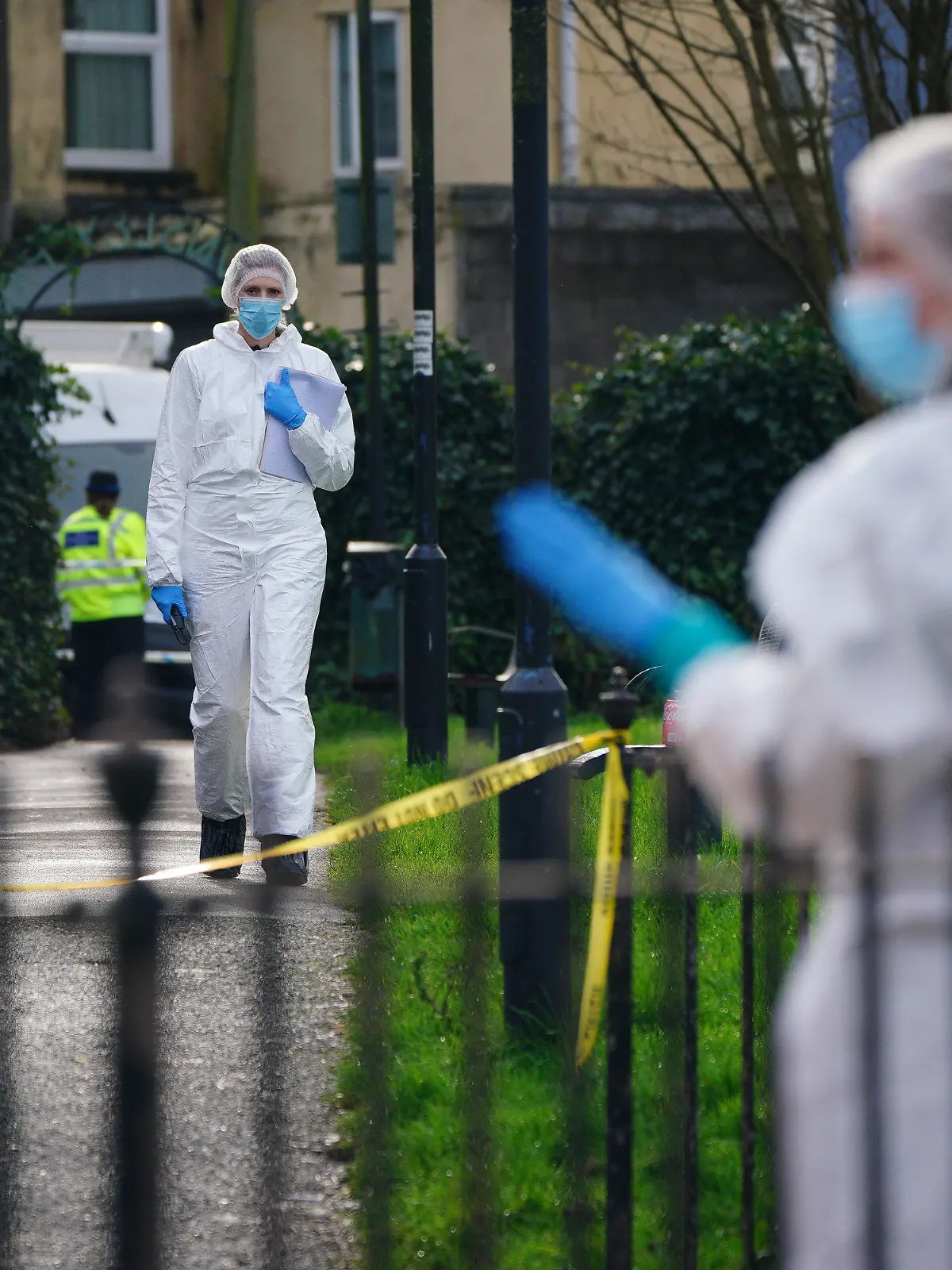 15.02.2024, Großbritannien, Bristol: Polizistinnen von der Spurensicherung im Rawnsley Park. Zum zweiten Mal innerhalb weniger Wochen ist in der westenglischen Stadt Bristol ein Jugendlicher mutmaßlich von anderen Teenagern getötet worden. Zwei 15-Jährige seien wegen Mordverdachts festgenommen worden und befänden sich in Polizeigewahrsam, teilte die Polizei in der Nacht zum 16.02.2024 mit. Sie sollen den 16-Jährigen am Mittwoch (14.02.2024) in einem Park überfallen und erstochen haben. Foto: Ben Birchall/PA Wire/dpa +++ dpa-Bildfunk +++