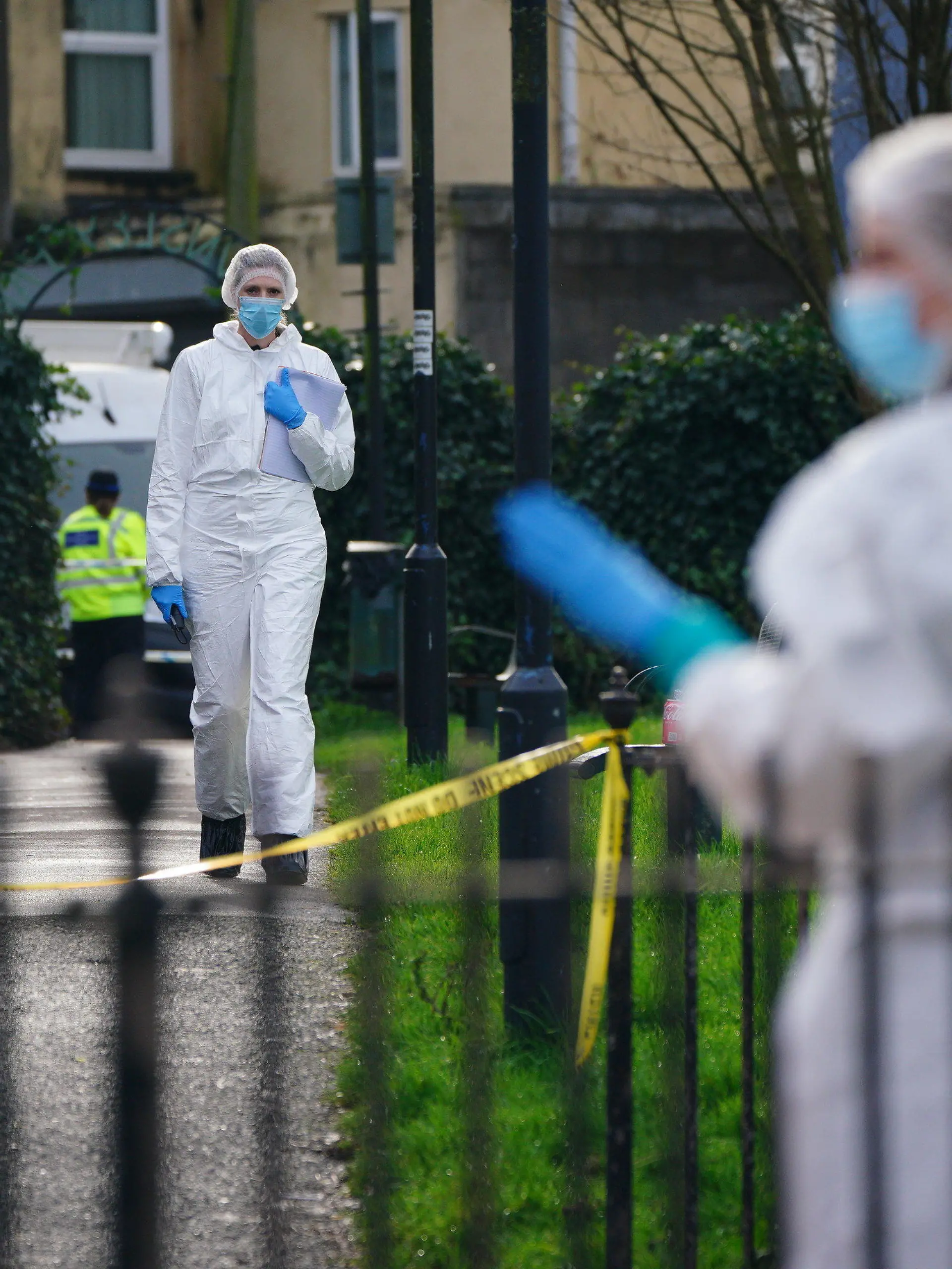 15.02.2024, Großbritannien, Bristol: Polizistinnen von der Spurensicherung im Rawnsley Park. Zum zweiten Mal innerhalb weniger Wochen ist in der westenglischen Stadt Bristol ein Jugendlicher mutmaßlich von anderen Teenagern getötet worden. Zwei 15-Jährige seien wegen Mordverdachts festgenommen worden und befänden sich in Polizeigewahrsam, teilte die Polizei in der Nacht zum 16.02.2024 mit. Sie sollen den 16-Jährigen am Mittwoch (14.02.2024) in einem Park überfallen und erstochen haben. Foto: Ben Birchall/PA Wire/dpa +++ dpa-Bildfunk +++