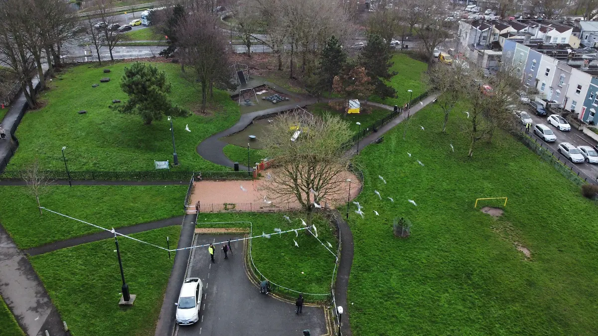 15.02.2024, Großbritannien, Bristol: Blick auf den Rawnsley Park von oben. Zum zweiten Mal innerhalb weniger Wochen ist in der westenglischen Stadt Bristol ein Jugendlicher mutmaßlich von anderen Teenagern getötet worden. Zwei 15-Jährige seien wegen Mordverdachts festgenommen worden und befänden sich in Polizeigewahrsam, teilte die Polizei in der Nacht zum 16.02.2024 mit. Sie sollen den 16-Jährigen am Mittwoch (14.02.2024) in einem Park überfallen und erstochen haben. Foto: Ben Birchall/PA Wire/dpa +++ dpa-Bildfunk +++