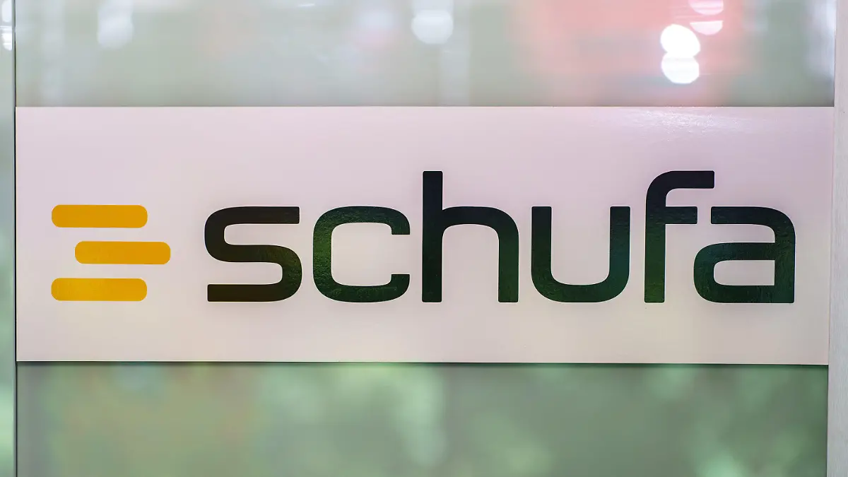 ARCHIV - 14.06.2022, Hessen, Wiesbaden: Das Schufa-Loge steht auf einer Glastüre. (zu dpa: «Datenschützer: Schufa verstößt gegen Datenschutz-Verordnung») Foto: Andreas Arnold/dpa +++ dpa-Bildfunk +++