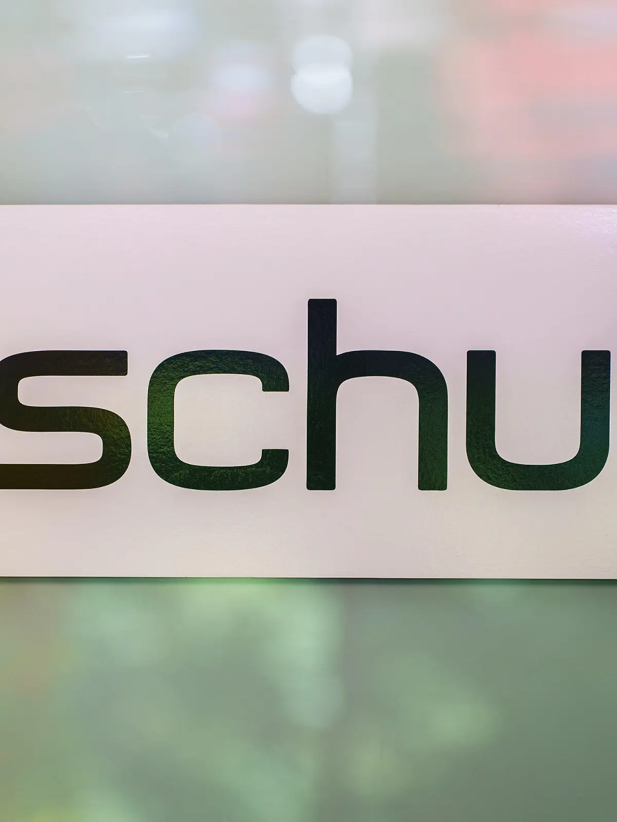 ARCHIV - 14.06.2022, Hessen, Wiesbaden: Das Schufa-Loge steht auf einer Glastüre. (zu dpa: «Datenschützer: Schufa verstößt gegen Datenschutz-Verordnung») Foto: Andreas Arnold/dpa +++ dpa-Bildfunk +++
