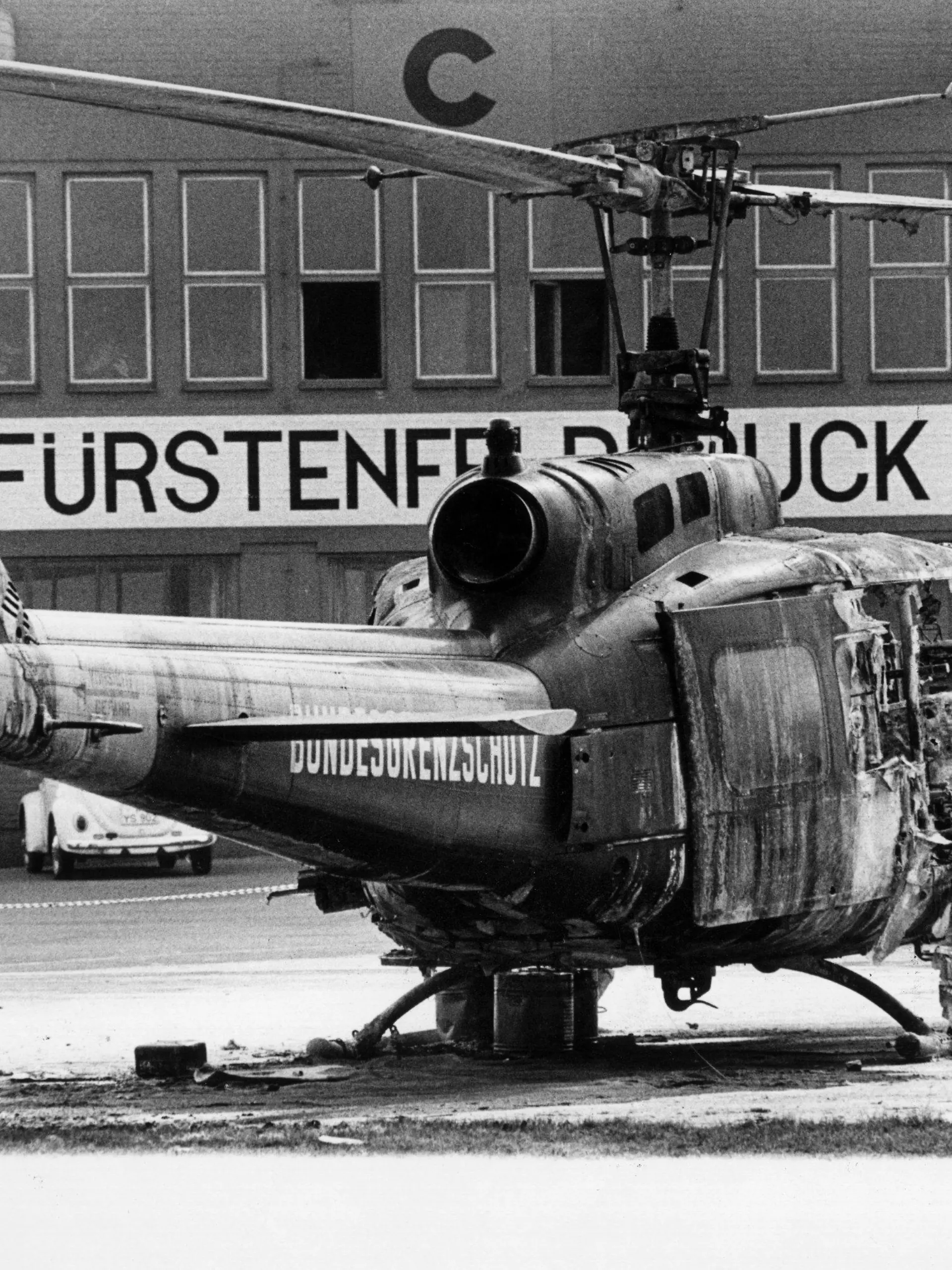 Auf dem Militärflughafen Fürstenfeldbruck steht am 06.09.1972 das Wrack eines Hubschraubers vom Bundesgrenzschutz. In ihm kommen in der Nacht zum 06.09.1972 neun Mitglieder der an den Olympischen Sommerspielen von München teilnehmenden israelischen Mannschaft ums Leben. Sie waren von arabischen Terroristen der Gruppe "Schwarzer September" am 05.09.1972 bei einem Überfall auf ihr Quartier im Olympischen Dorf als Geiseln genommen worden. Der tragisch endenden Befreiungsaktion auf dem Flugplatz von Fürstenfeldbruck ging die Ermordung zweier israelischer Sportler im Olympischen Dorf voraus. Bei der Befreiungsaktion kommen auch ein Münchner Polizist und fünf Terroristen ums Leben.