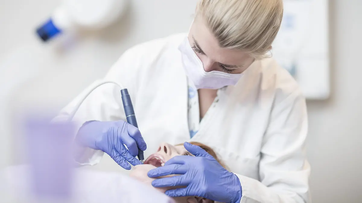 Dentist using amalgam carrier model released Symbolfoto property released PUBLICATIONxINxGERxSUIxAUTxHUNxONLY ZEF003910