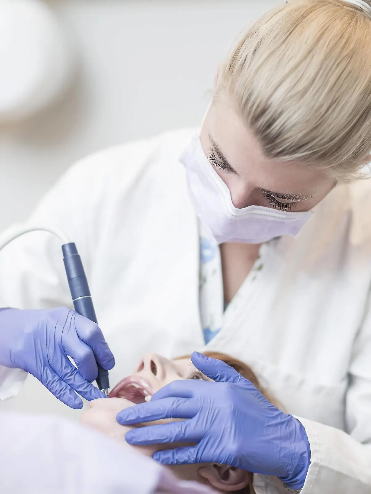 Dentist using amalgam carrier model released Symbolfoto property released PUBLICATIONxINxGERxSUIxAUTxHUNxONLY ZEF003910  
