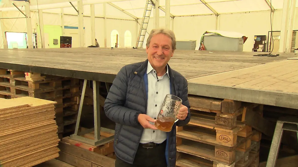 Uwe Forstmann ersteigert Bierkrug von Ed Sheeran.