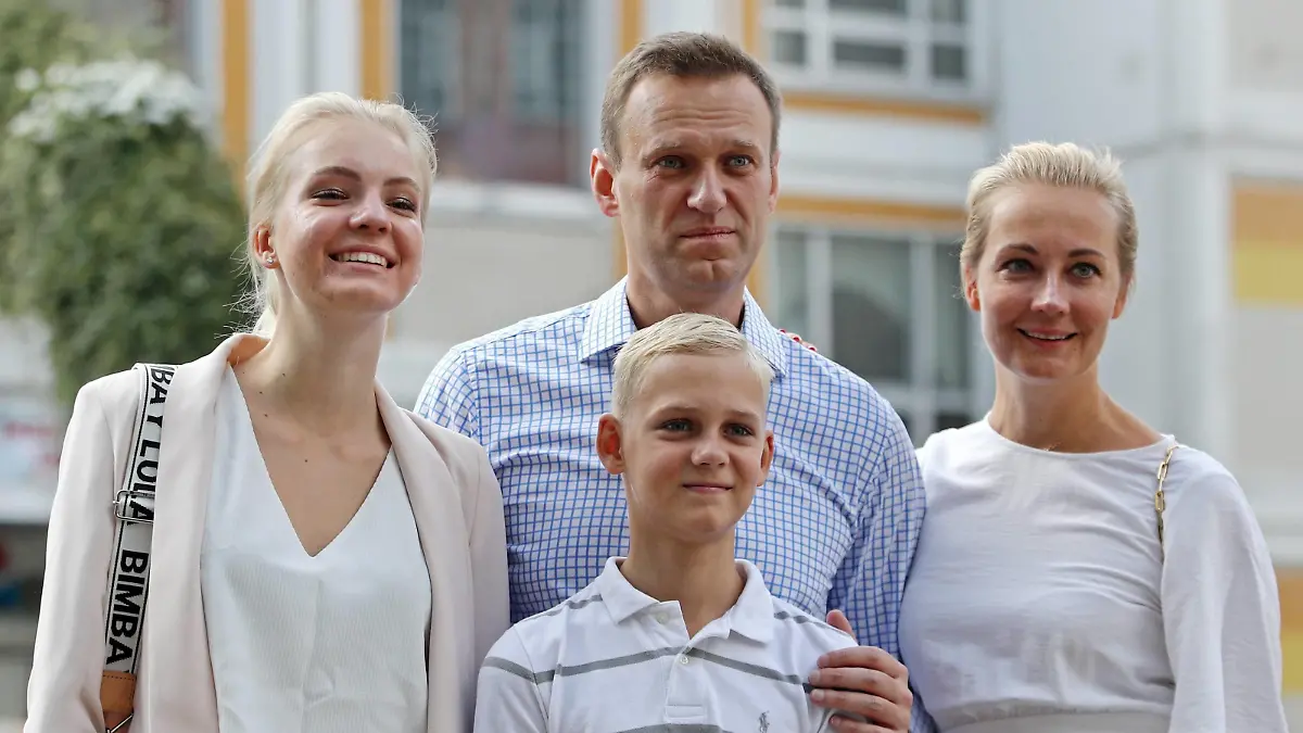 MOSCOW, RUSSIA - SEPTEMBER 8, 2019: Opposition activist Alexei Navalny C background, his wife Yulia R, son Zakhar front and daughter Darya L during the 2019 Moscow City Duma election at Polling Station 1490. Sergei Bobylev/TASS PUBLICATIONxINxGERxAUTxONLY TS0BA0B2