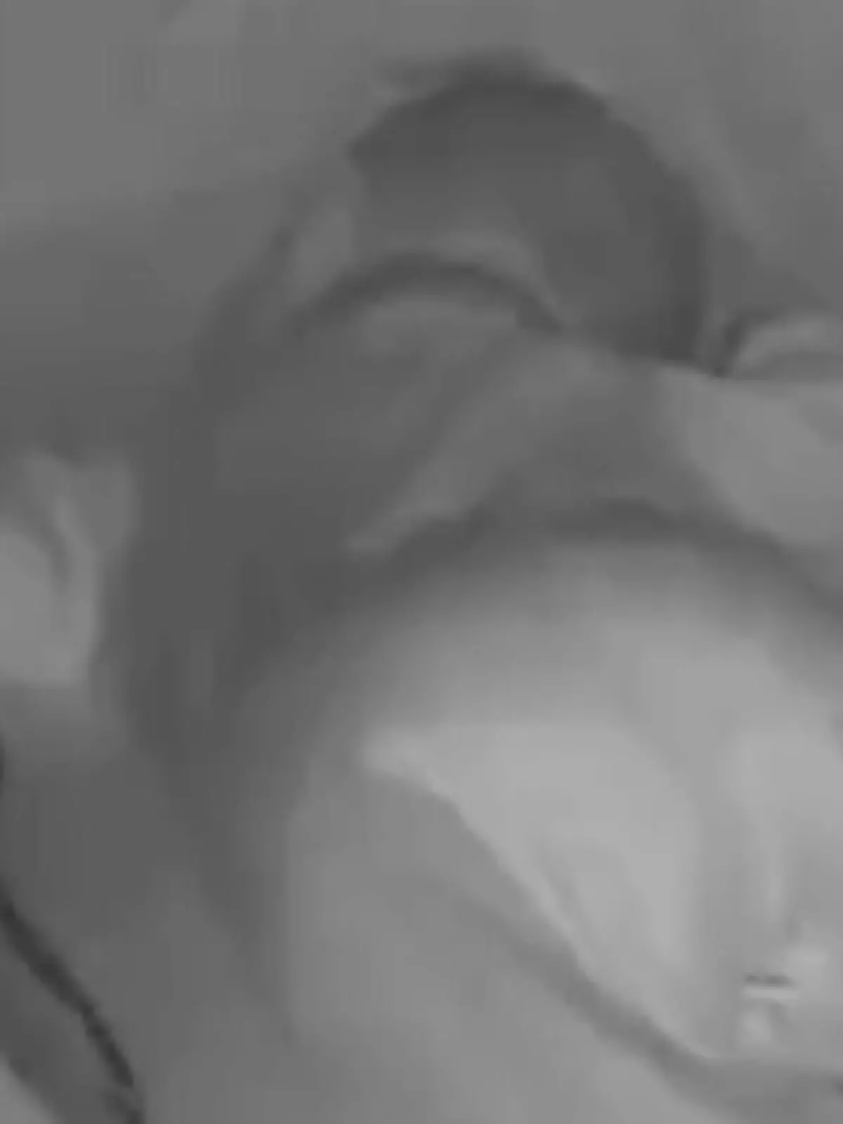 Als eine Mutter auf die Überwachungskamera ihres Babyphones schaut, überkommt sie ein Schauer. Denn neben ihrem schlafenden Säugling krabbelt plötzlich eine Ratte. Sie kann nicht glauben, was sie da sieht. Als sie merkt, dass ihr Mädchen gebissen wurde, handelt sie sofort. Die krassen Aufnahmen und wie es dem kleinen Mädchen jetzt geht, seht ihr im Video.
