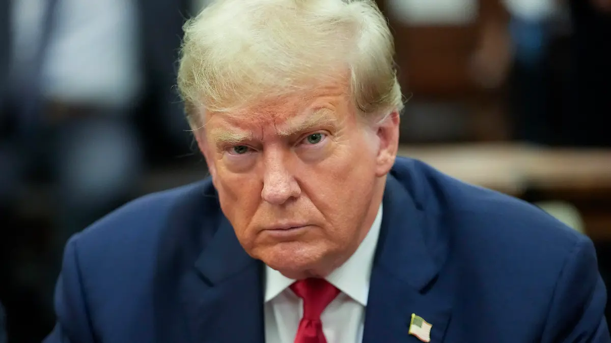 ARCHIV - 04.10.2023, USA, New York: Donald Trump, ehemaliger Präsident der USA, sitzt im Gerichtssaal vom New York Supreme Court. (zu dpa: «Betrugsprozess: Strafe von mehr als 350 Millionen US-Dollar für Trump») Foto: Mary Altaffer/POOL AP/dpa +++ dpa-Bildfunk +++
