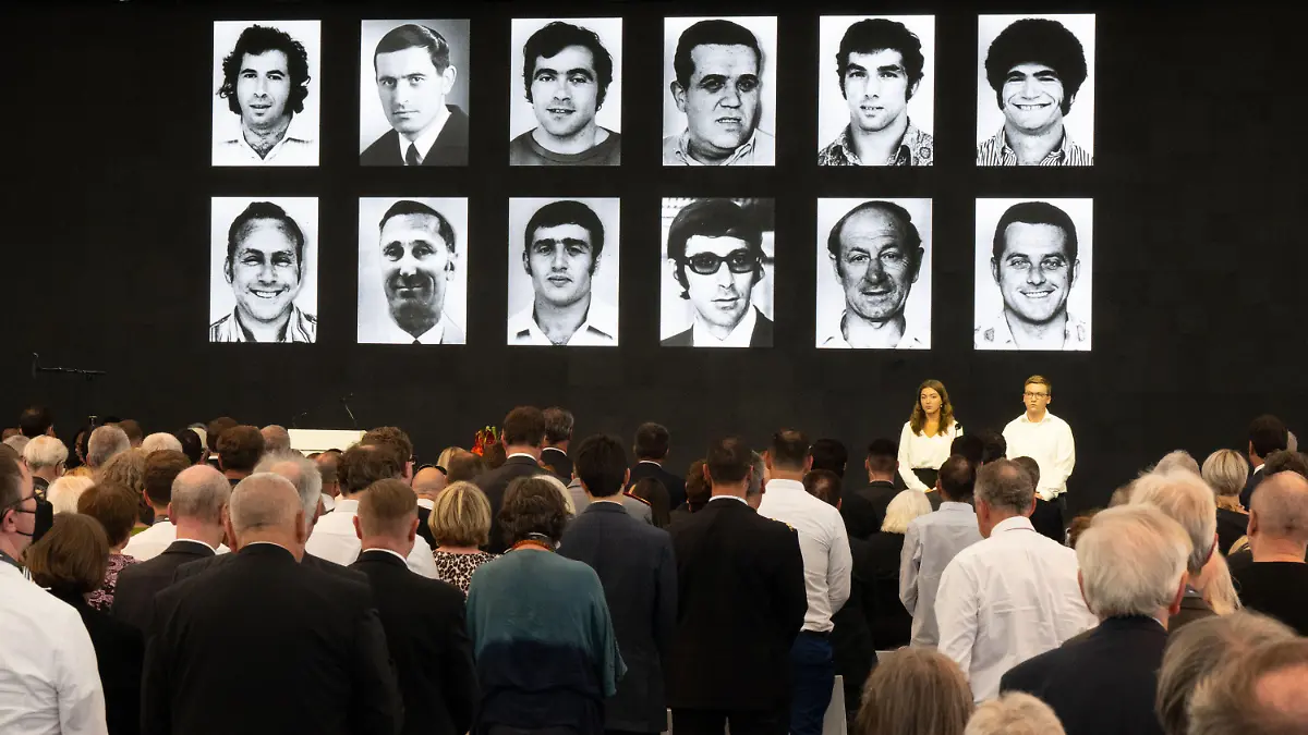 Fotos der Opfer des Anschlags auf israelische Sportler bei den Olympischen Spielen 1972 in Muenchen sind waehrend der Gedenkveranstaltung am 05.09.2022 auf dem Fliegerhorst zum 50. Jahrestag des Anschlags zu sehen. (Siehe epd-Meldung vom 05.09.2022)